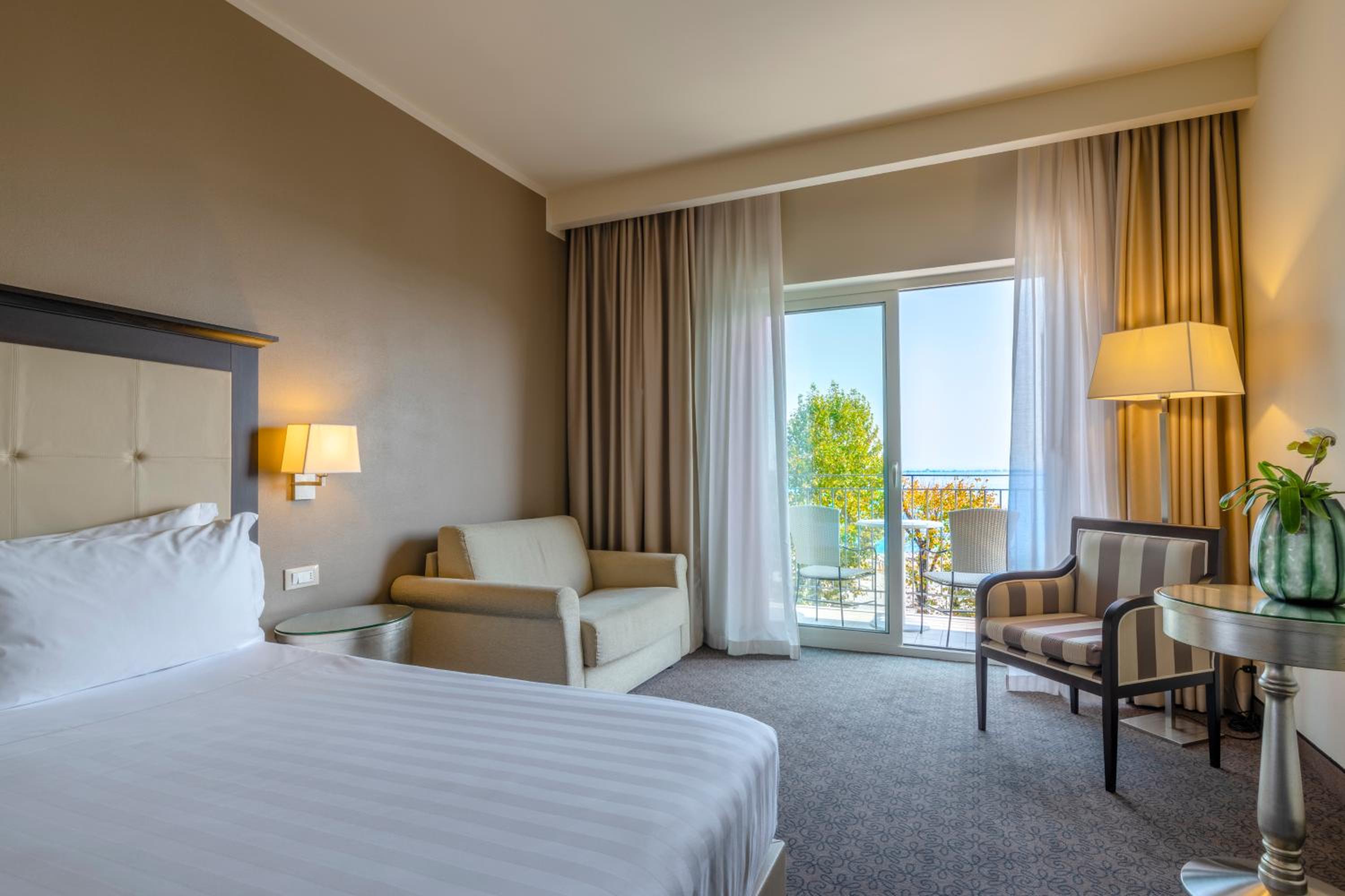 Junior Suite with Balcony and Lake View - Photo 2