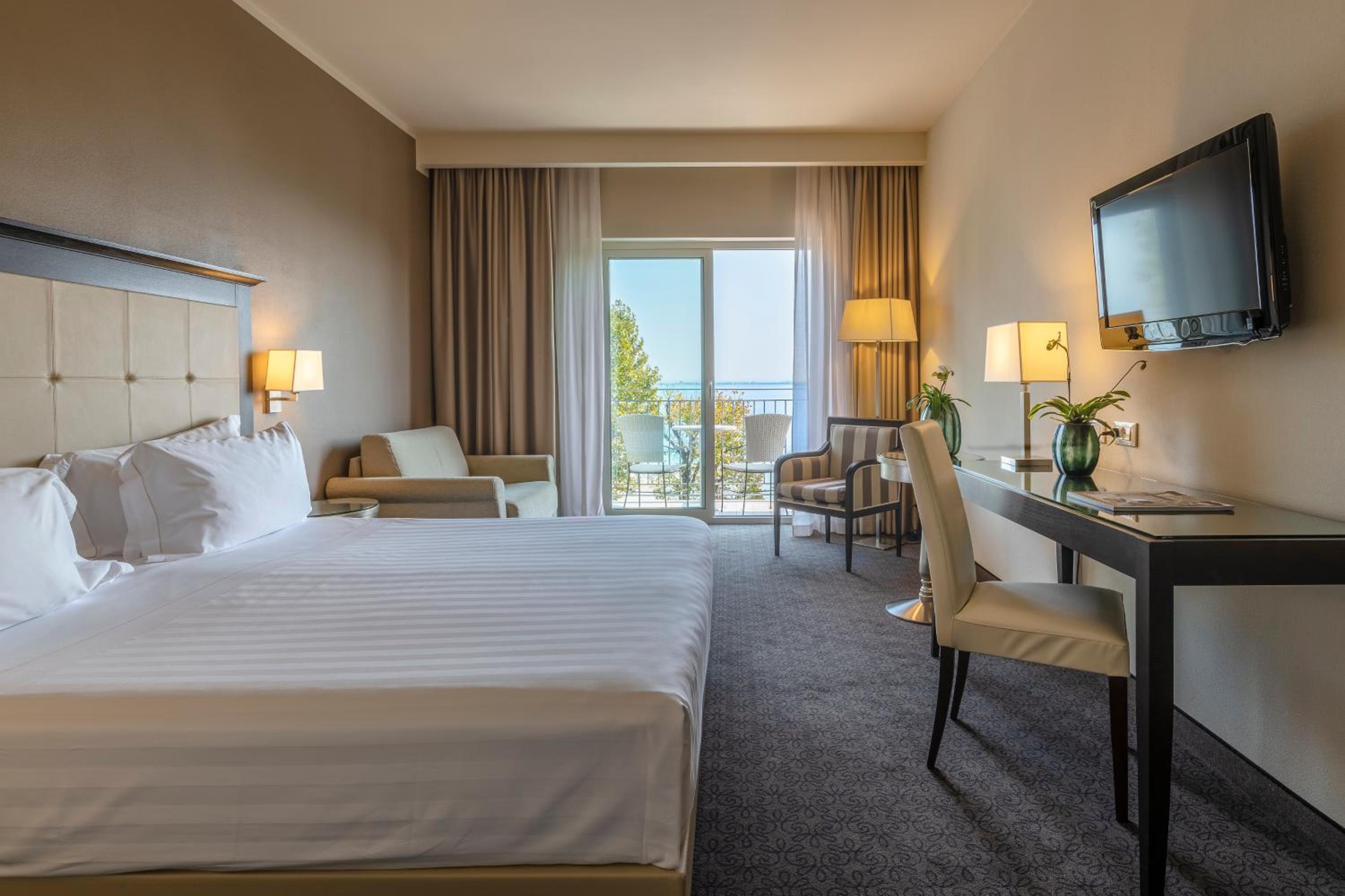Junior Suite with Balcony and Lake View - Photo 6