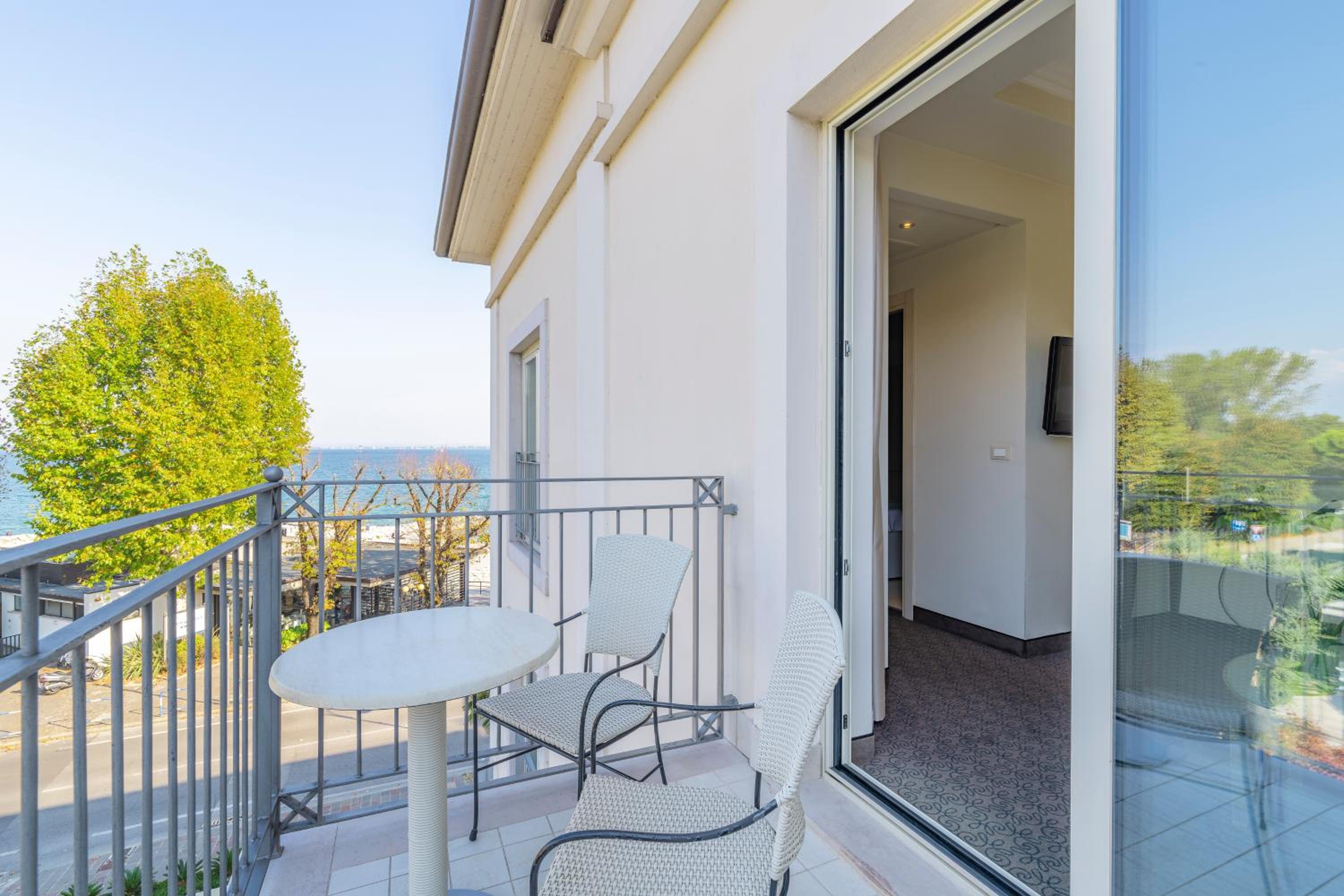 Suite with Balcony and Lake View - Photo 4