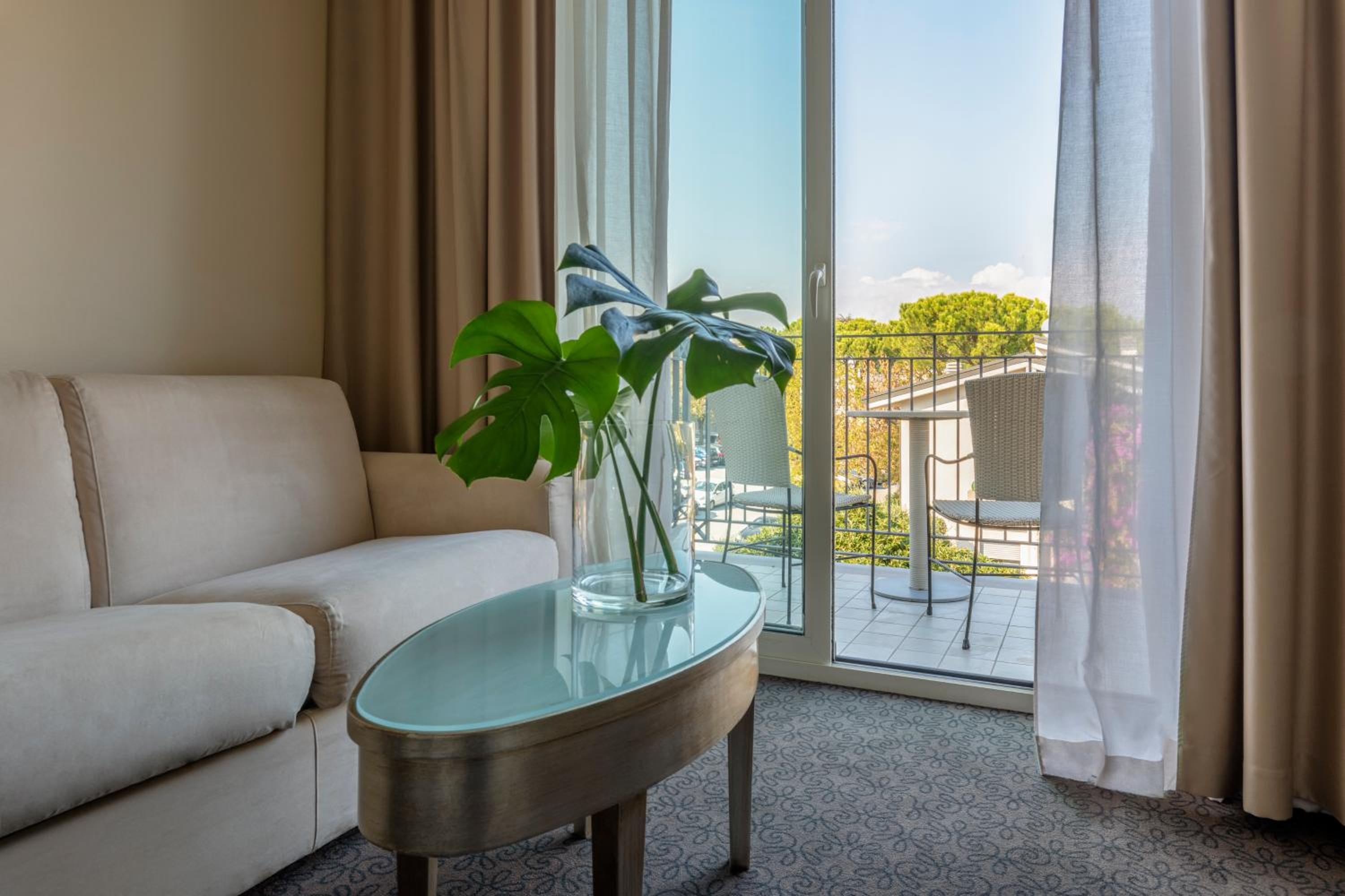 Suite with Balcony and Lake View - Photo 3