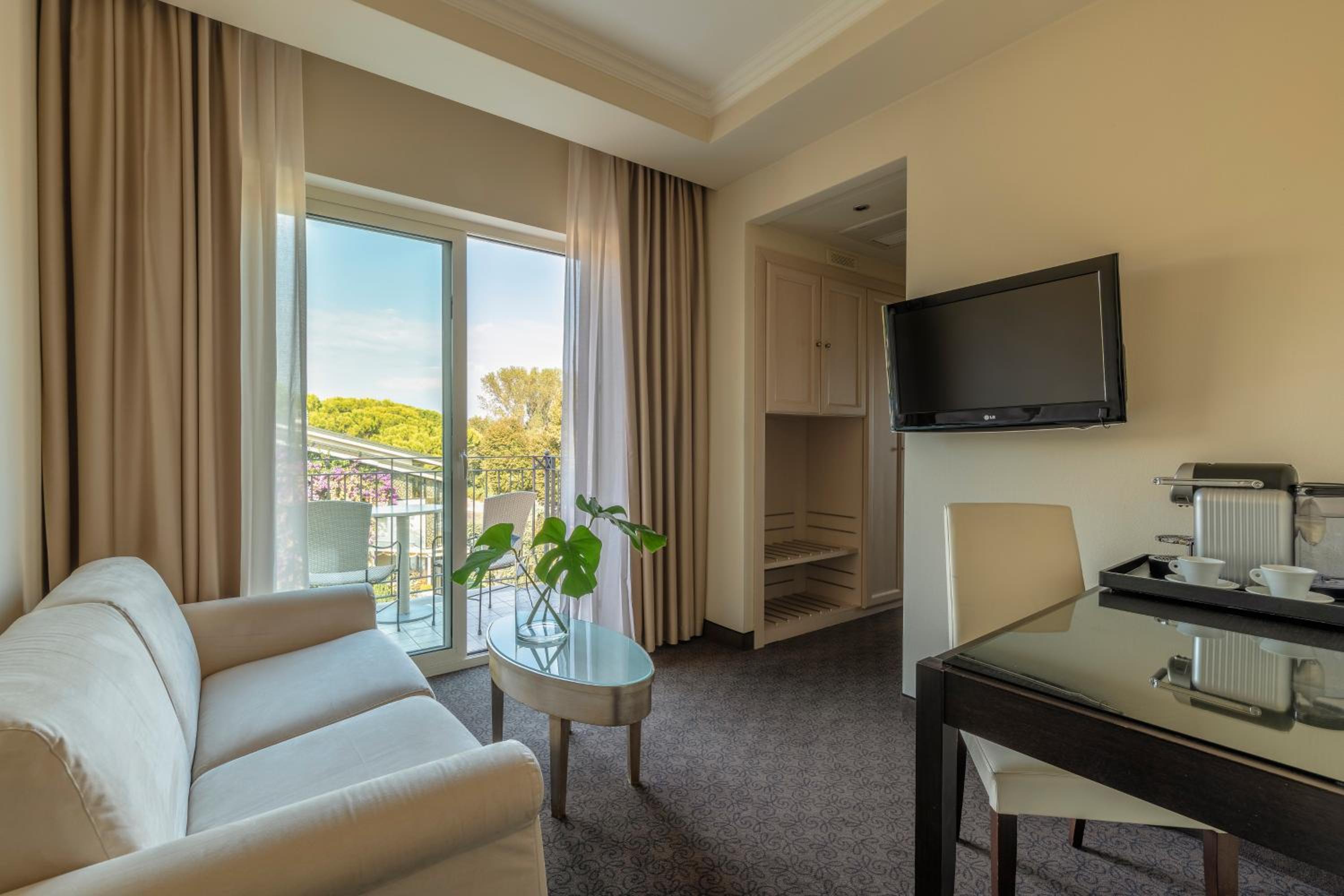 Suite with Balcony and Lake View - Photo 8