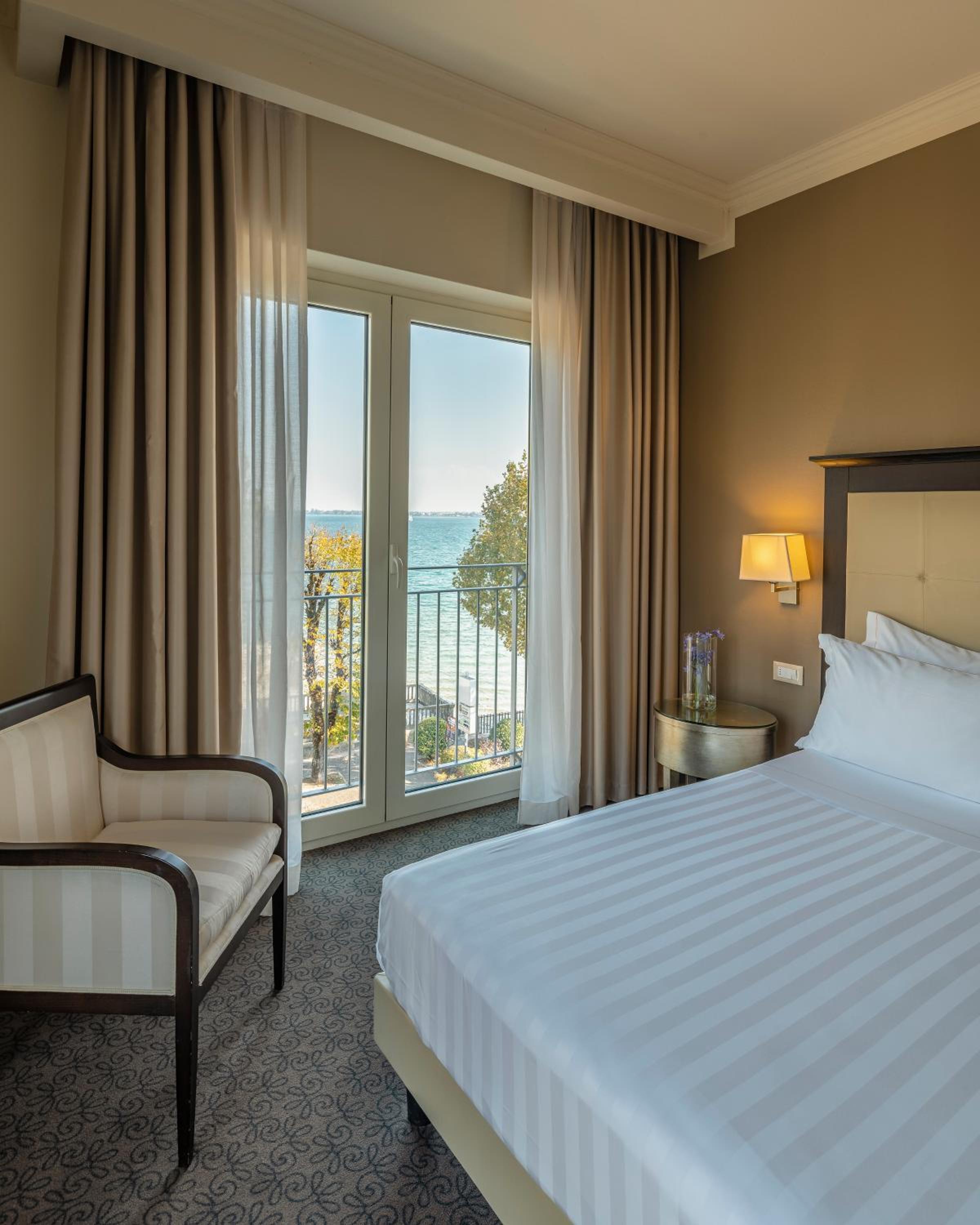 Suite with Balcony and Lake View - Photo 7