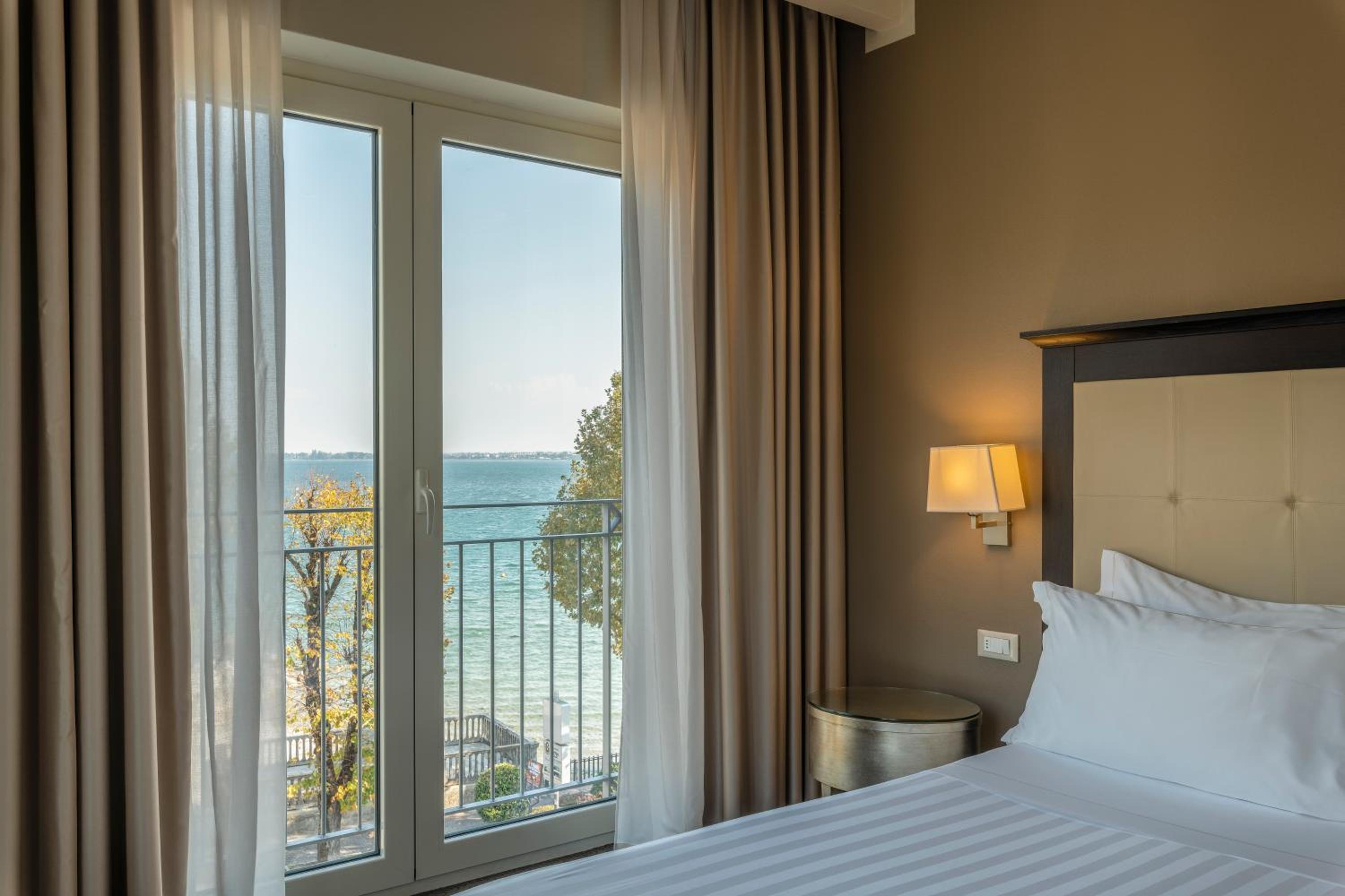 Suite with Balcony and Lake View - Photo 2