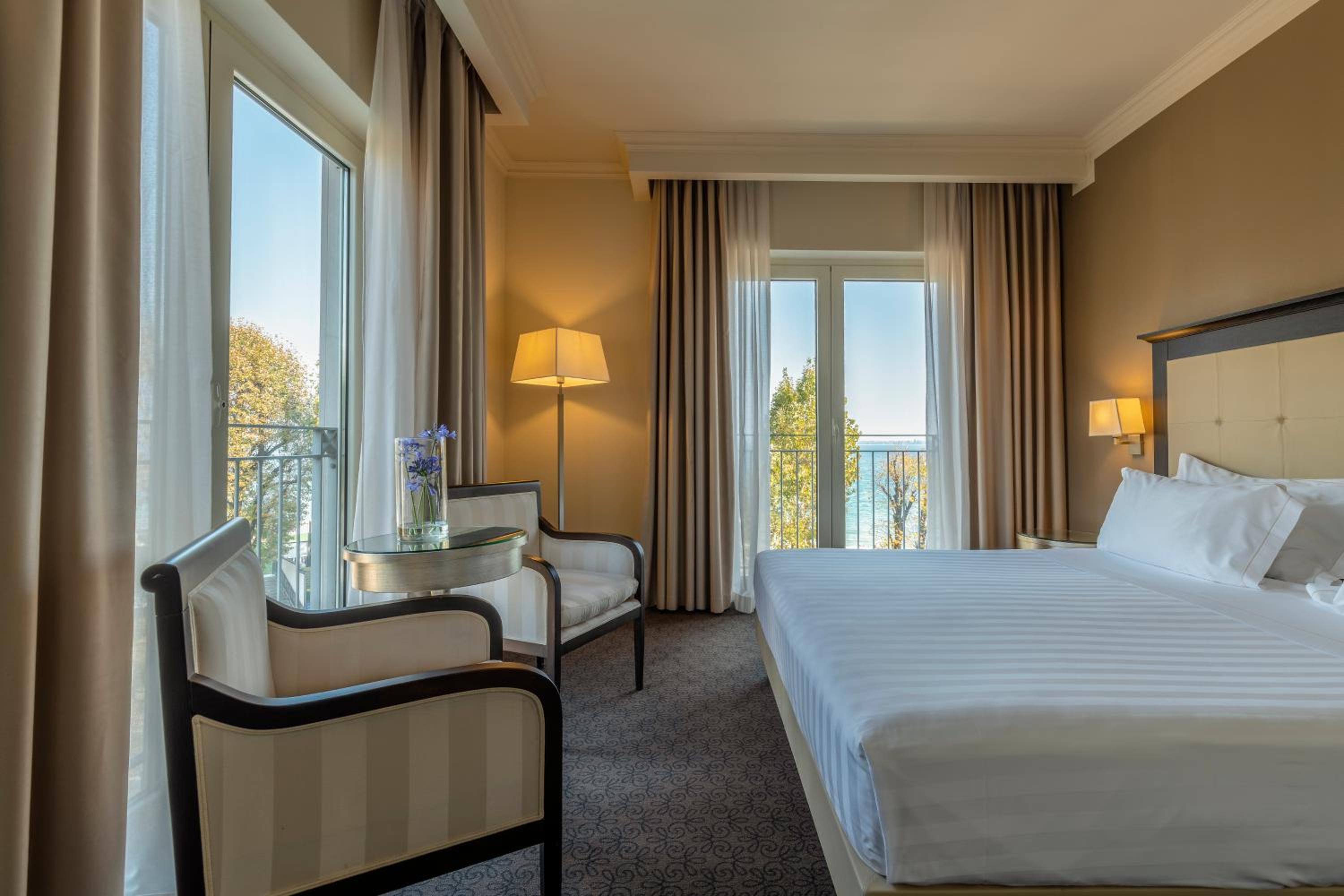 Suite with Balcony and Lake View - Photo 9