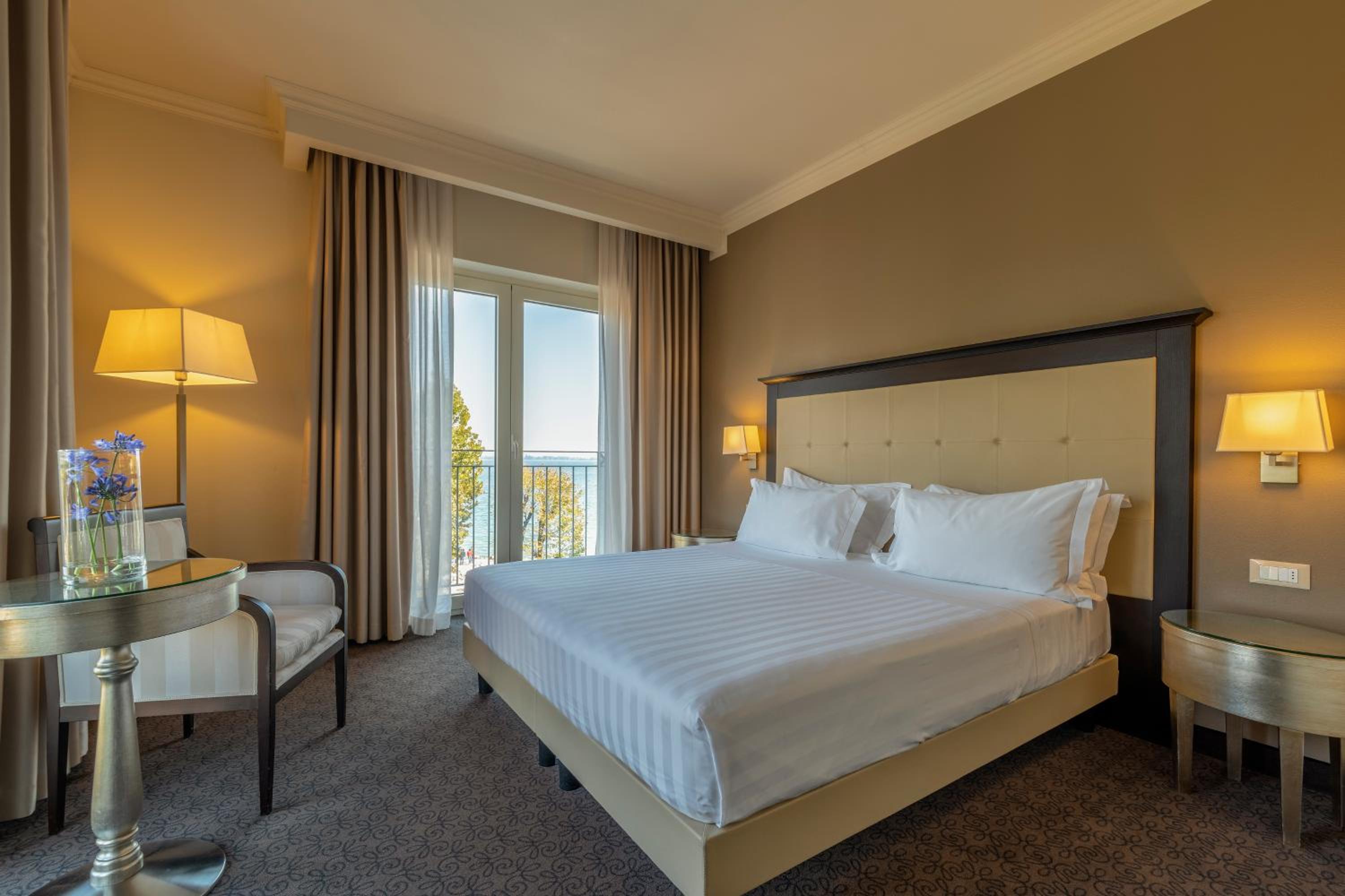Suite with Balcony and Lake View - Photo 6