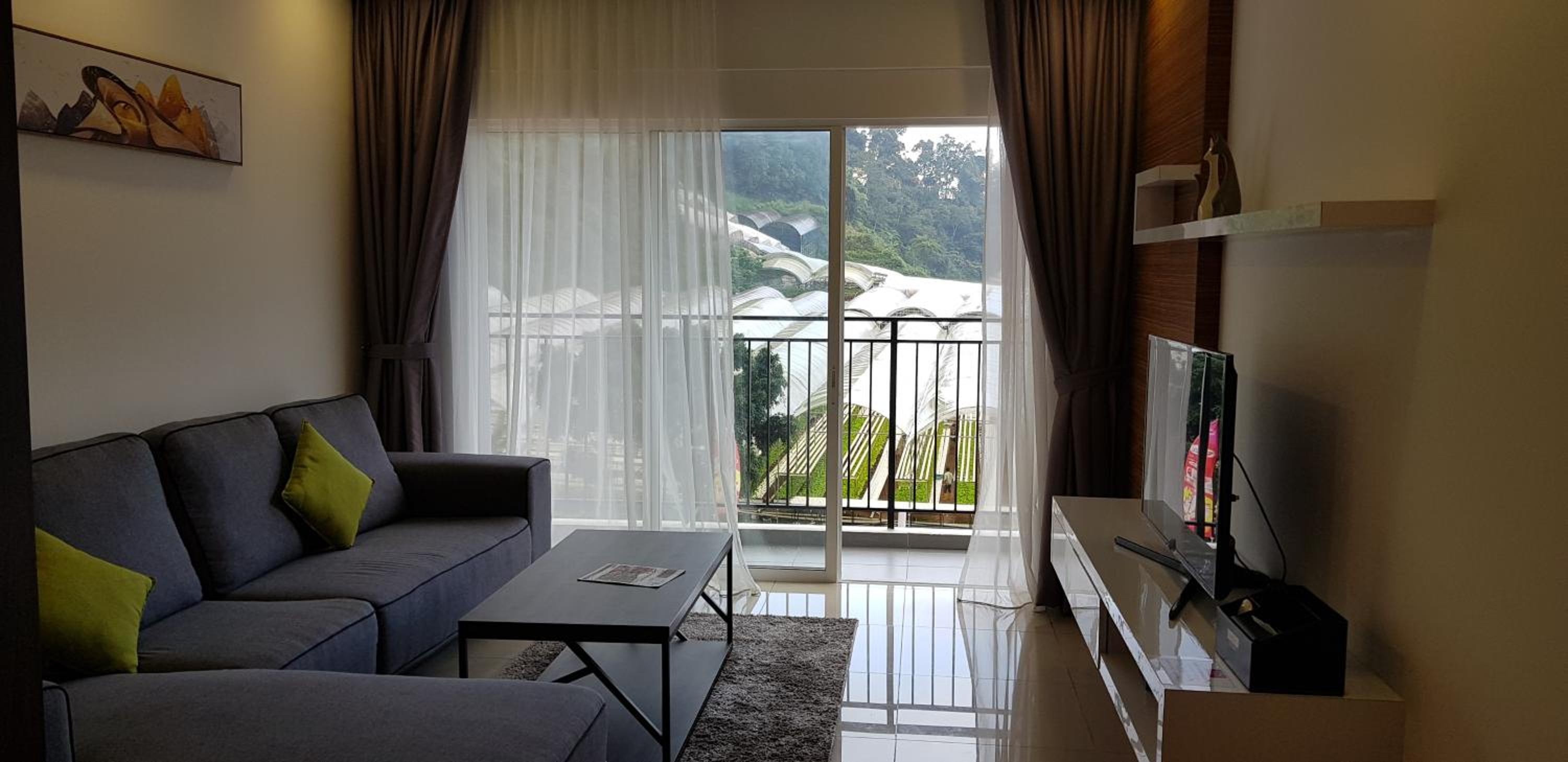 Three-Bedroom Apartment with Mountain View photo 3