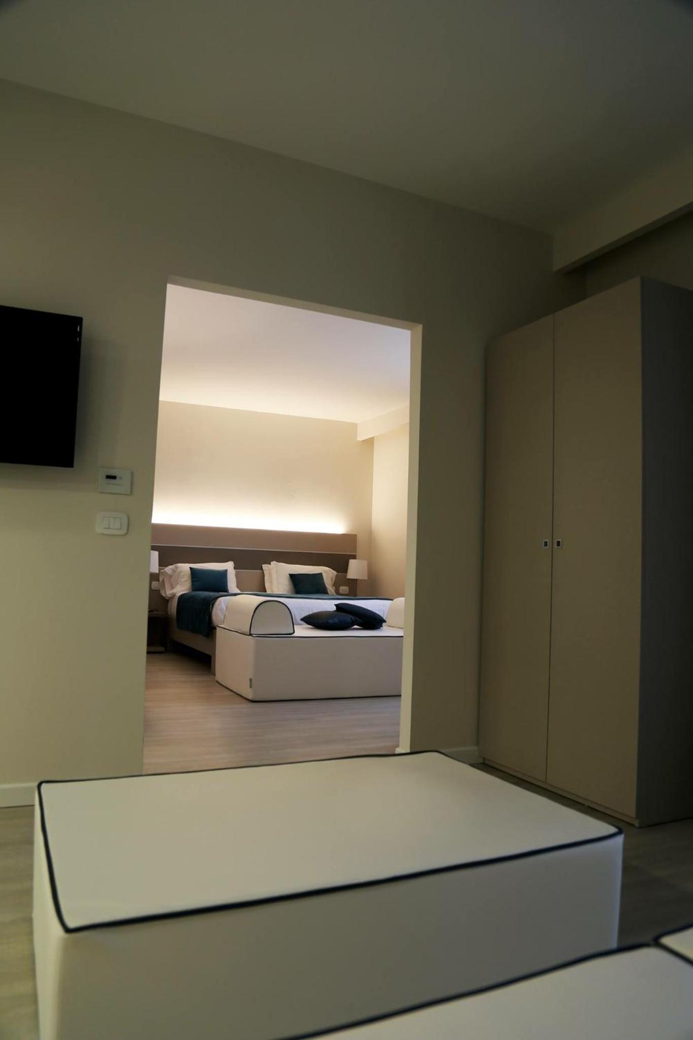 Deluxe Suite with Spa Bath - Photo 4