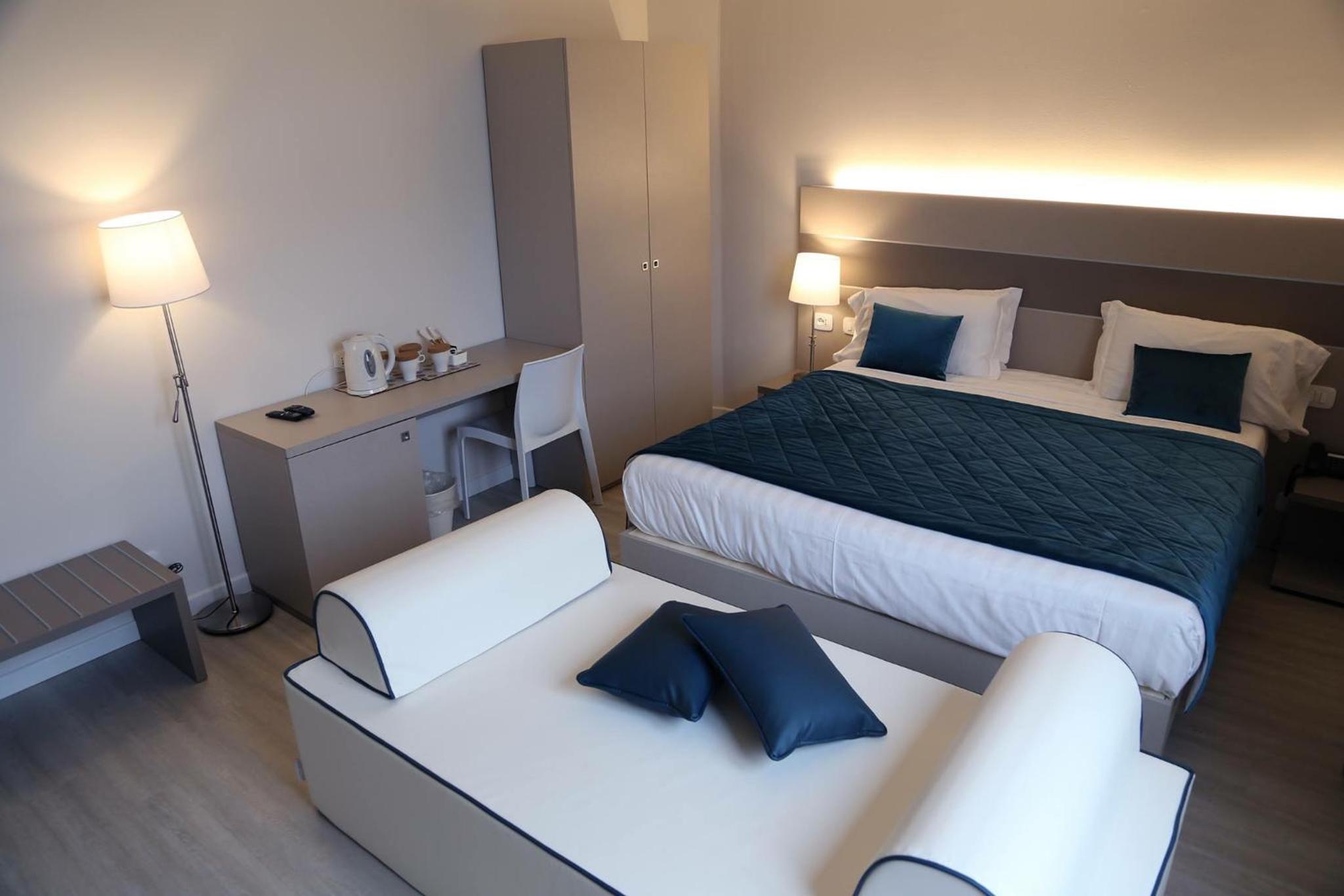 Deluxe Suite with Spa Bath - Photo 7