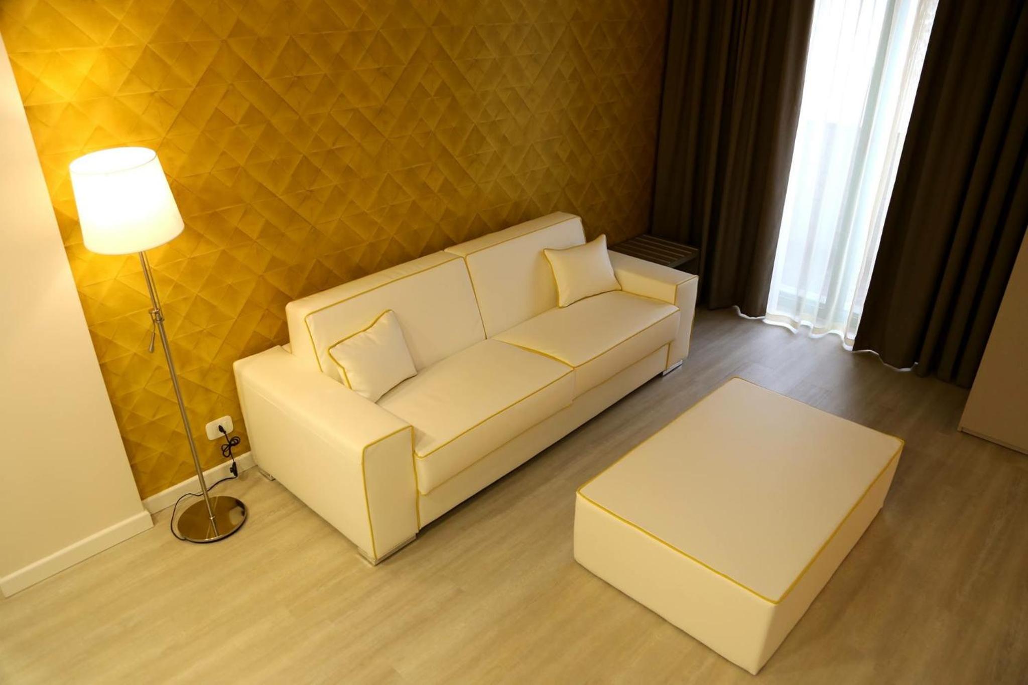 Deluxe Suite with Spa Bath - Photo 3