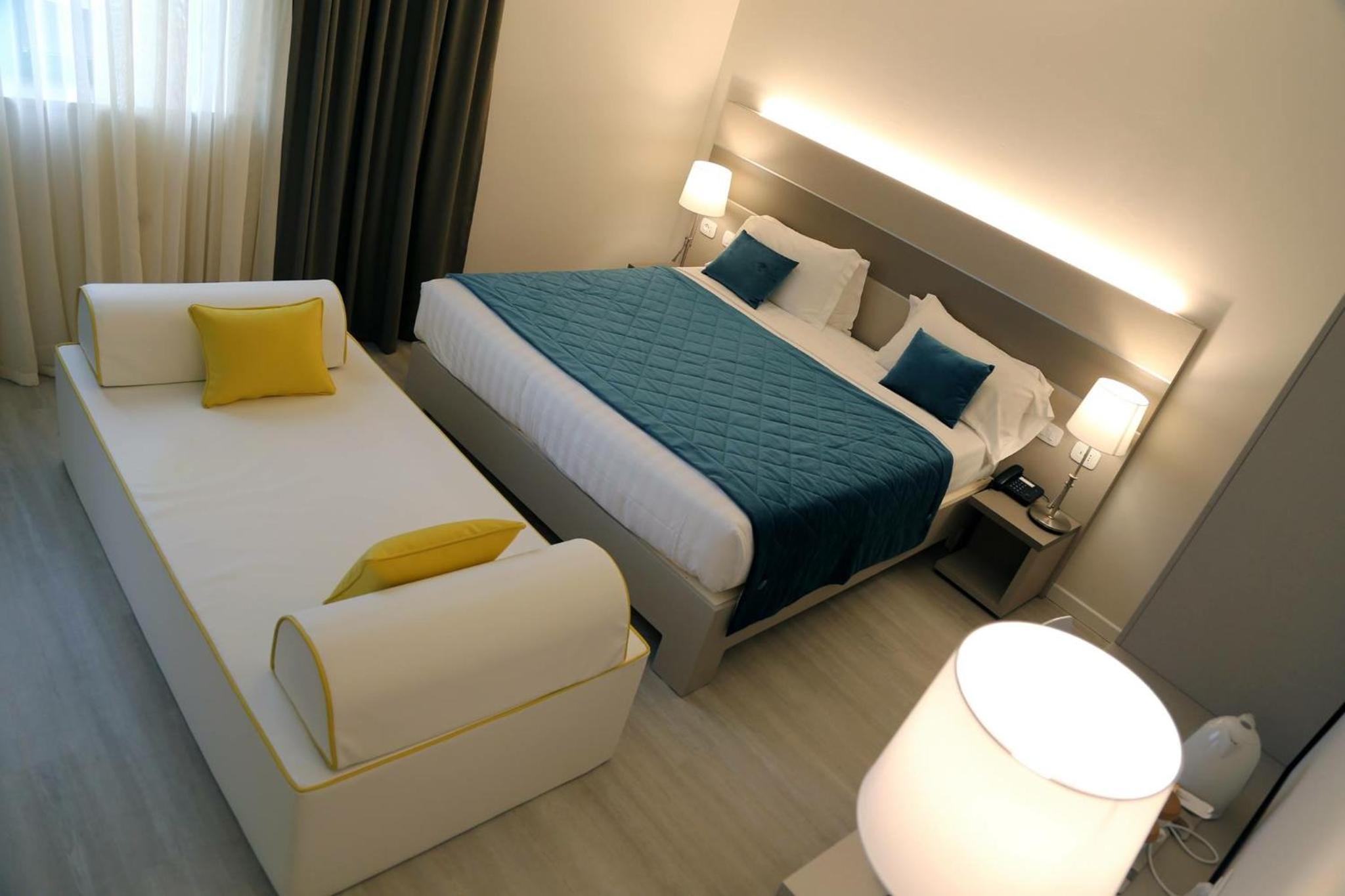 Deluxe Suite with Spa Bath - Photo 2