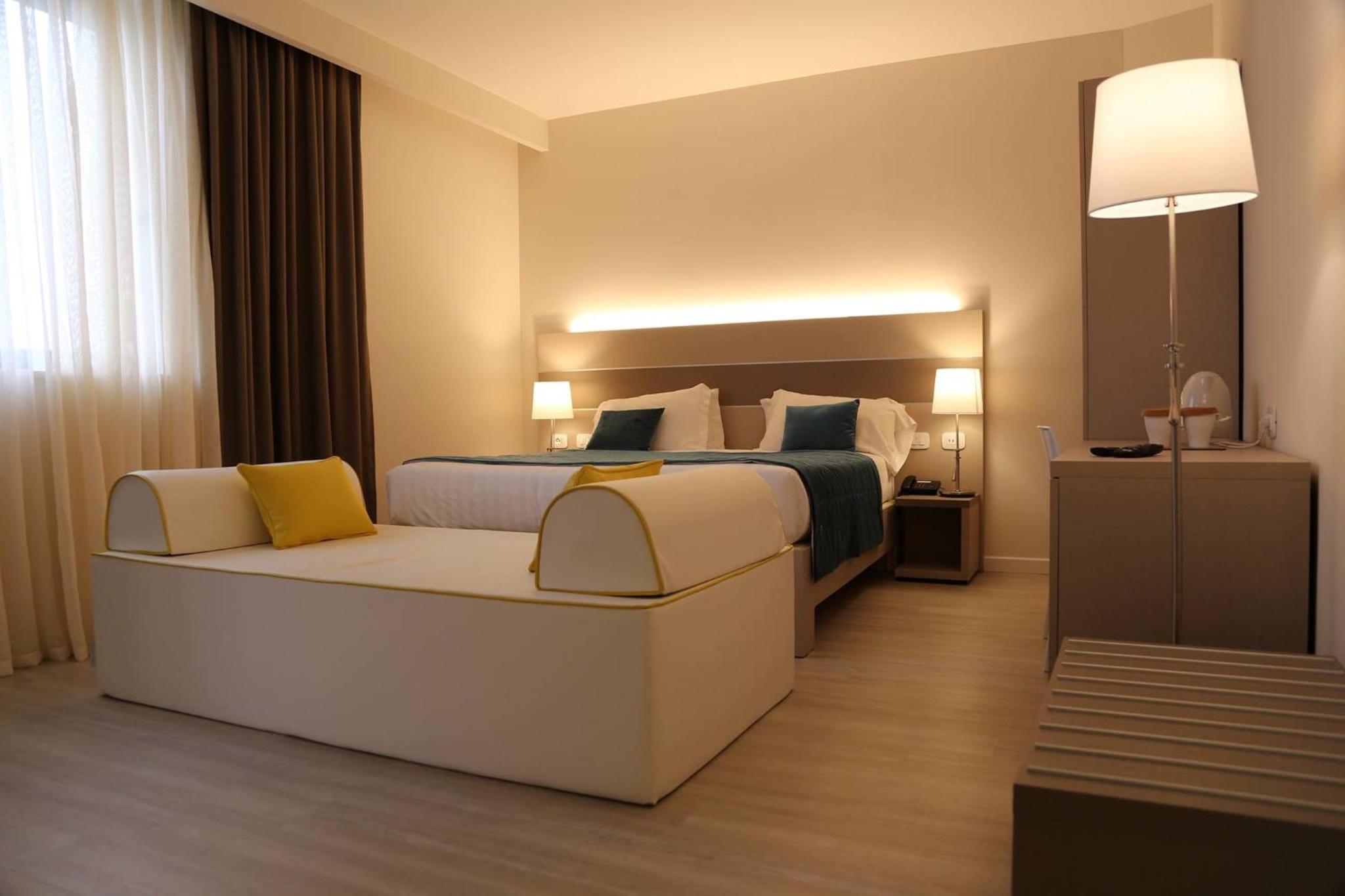Deluxe Suite with Spa Bath - Photo 18