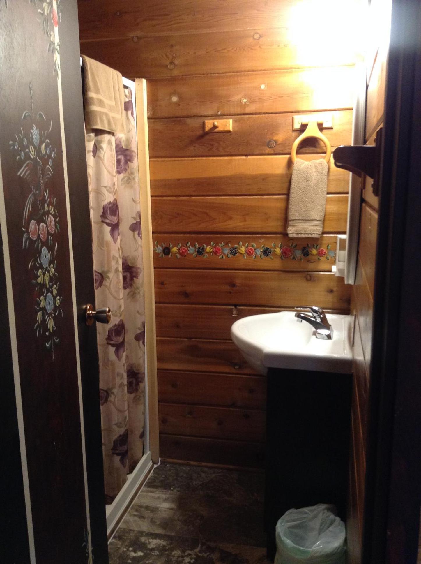 Deluxe Queen Room (1 queen, 1 twin) - Photo 1