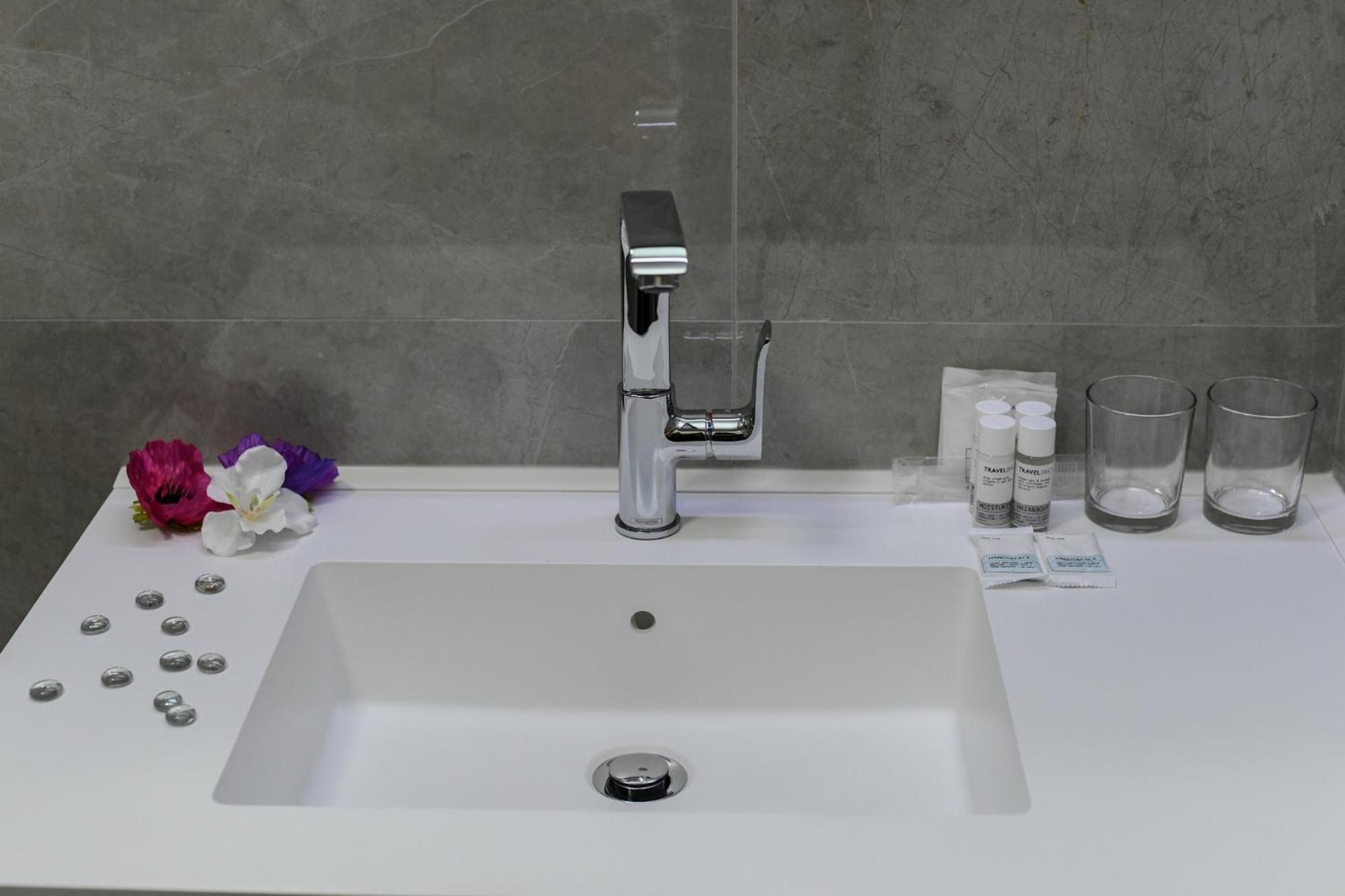 Standard Double or Twin Room - Photo 2