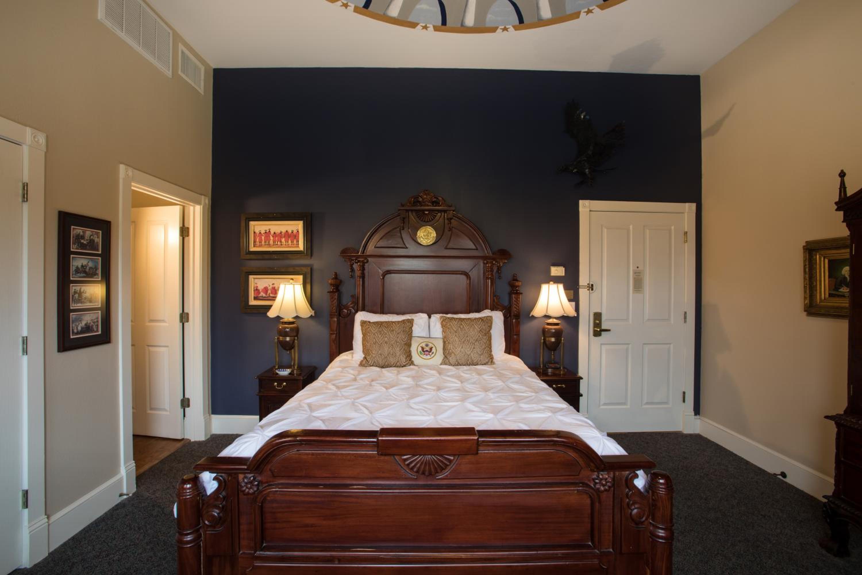 Queen Room with Balcony - Photo 3