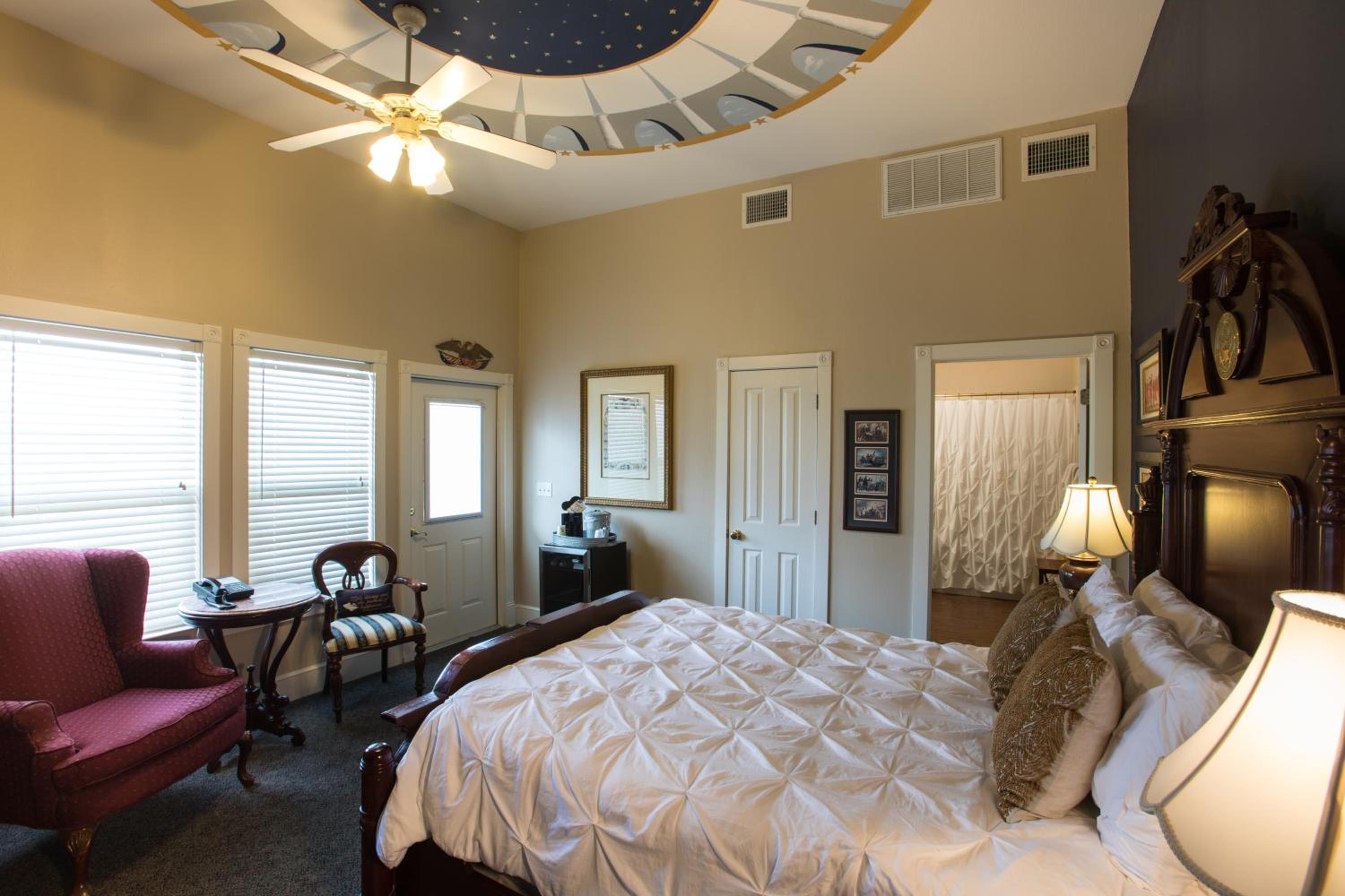 Queen Room with Balcony - Photo 4