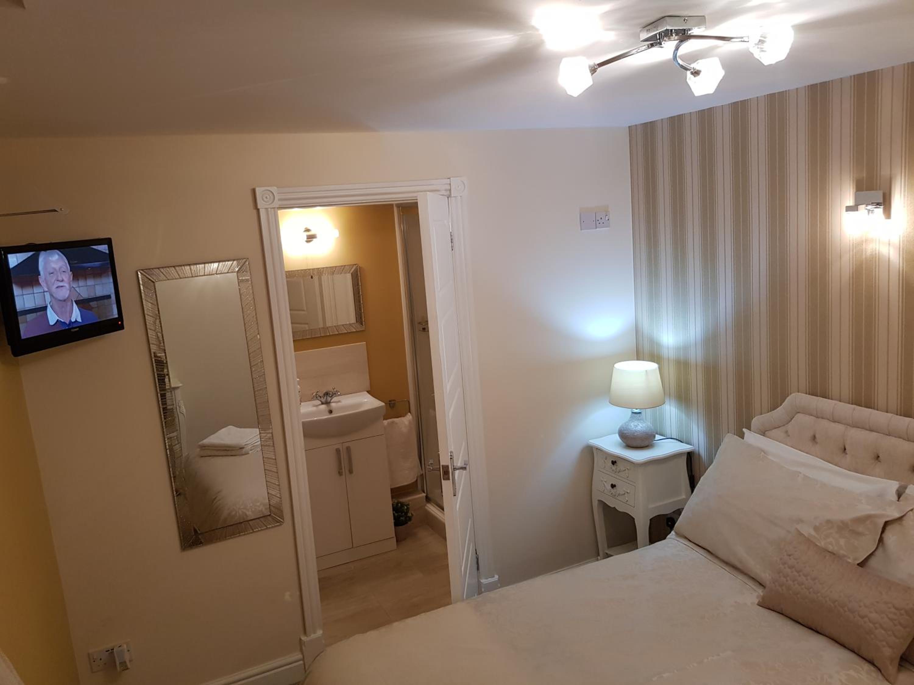 Deluxe Double Room with Shower photo 3