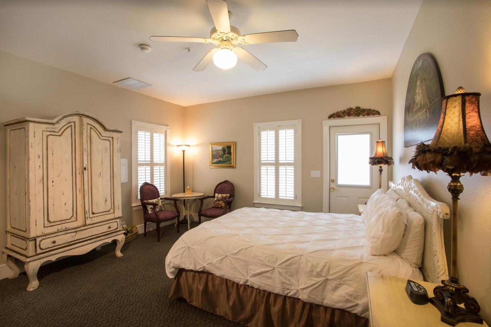 Queen Room with Pool View - Photo 2