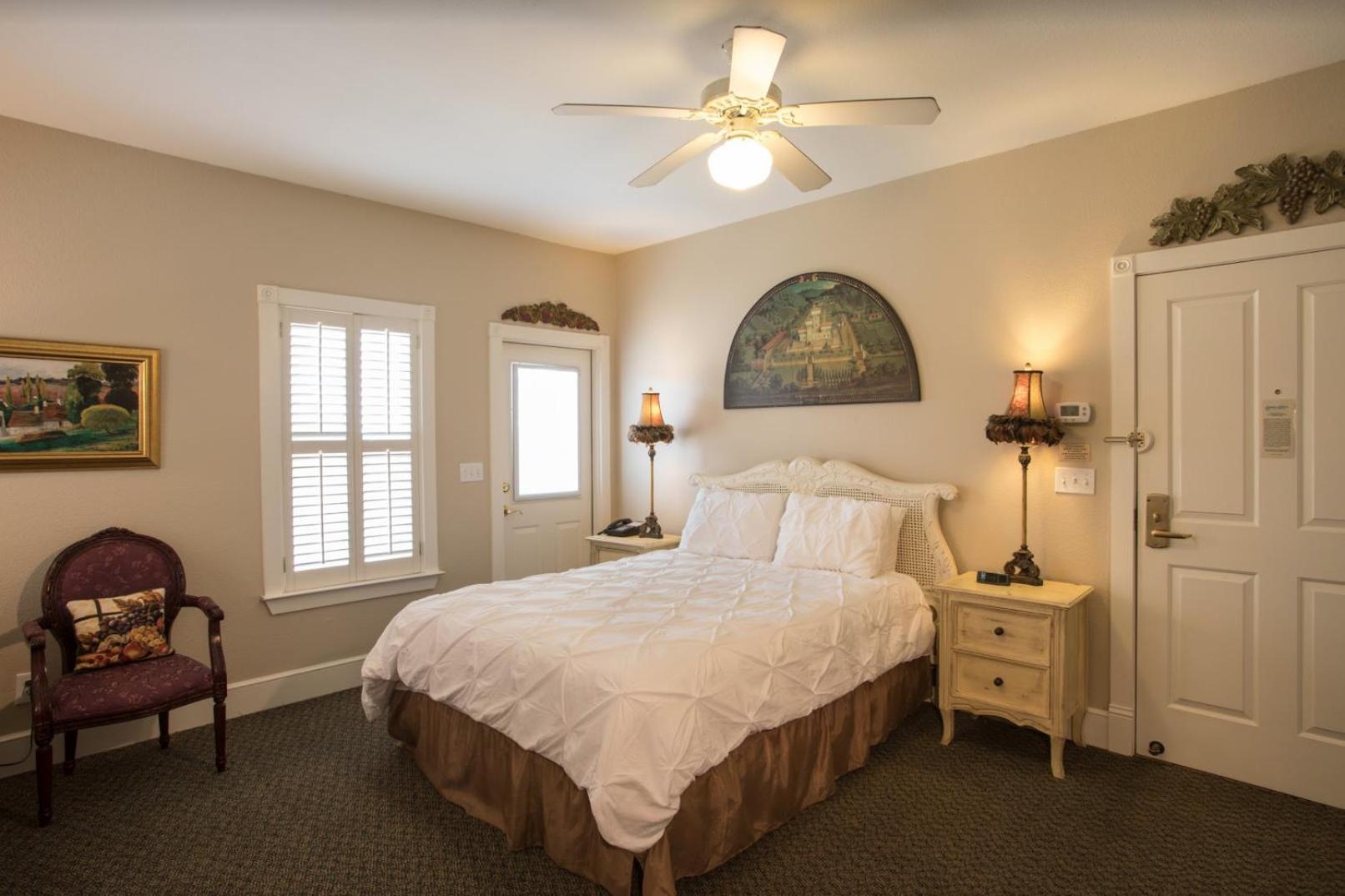 Queen Room with Pool View - Photo 1