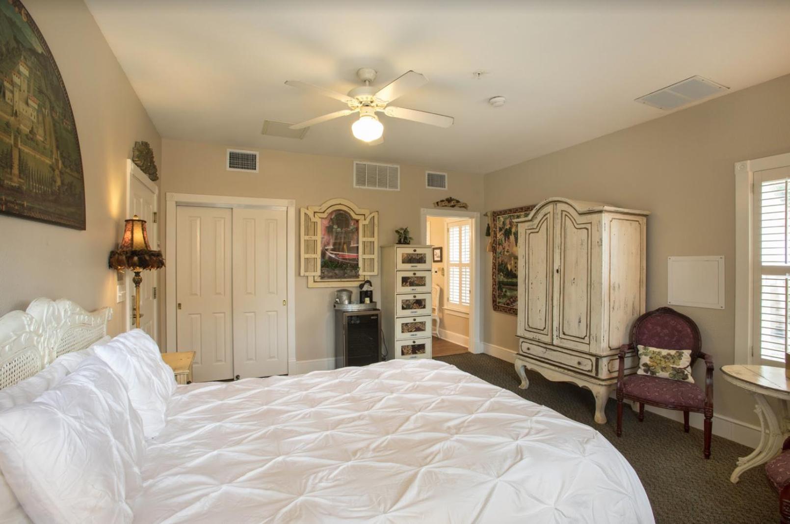 Queen Room with Pool View - Photo 3