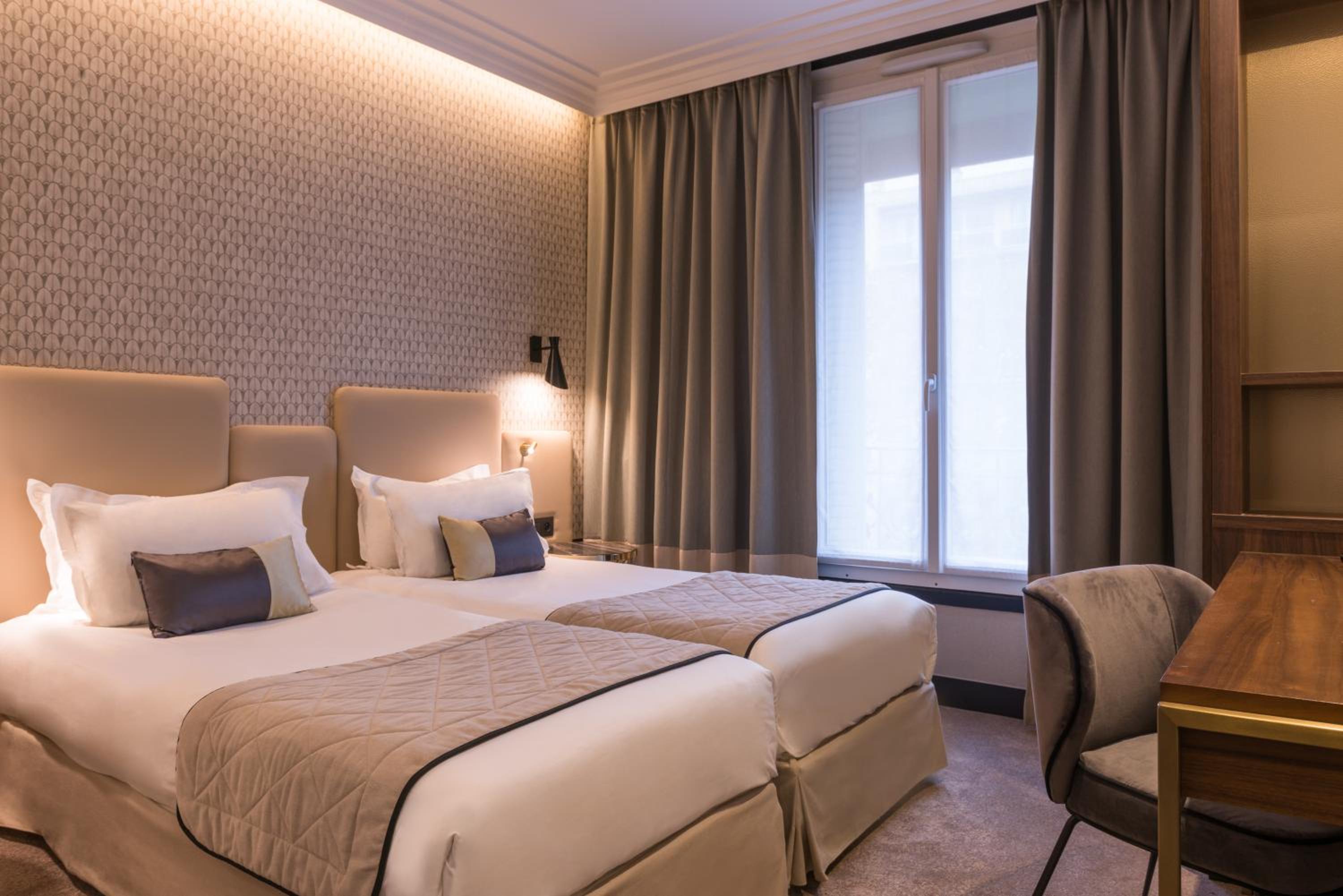 Standard Twin Room - Photo 9