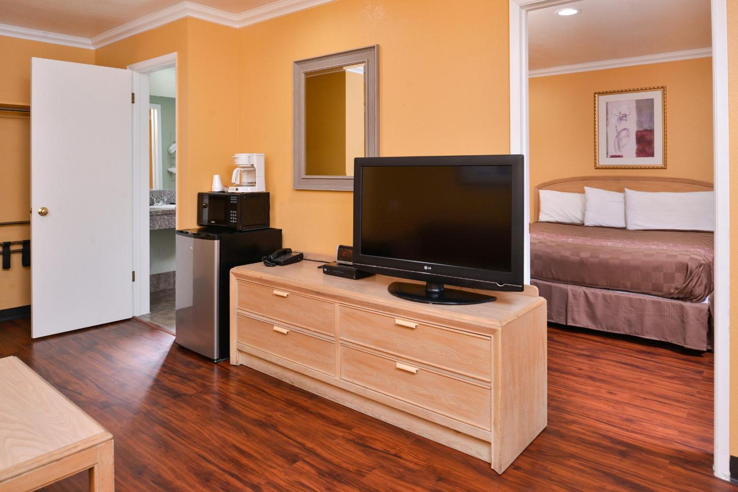 Two Bedroom King Suite with Sofa Bed - Photo 4