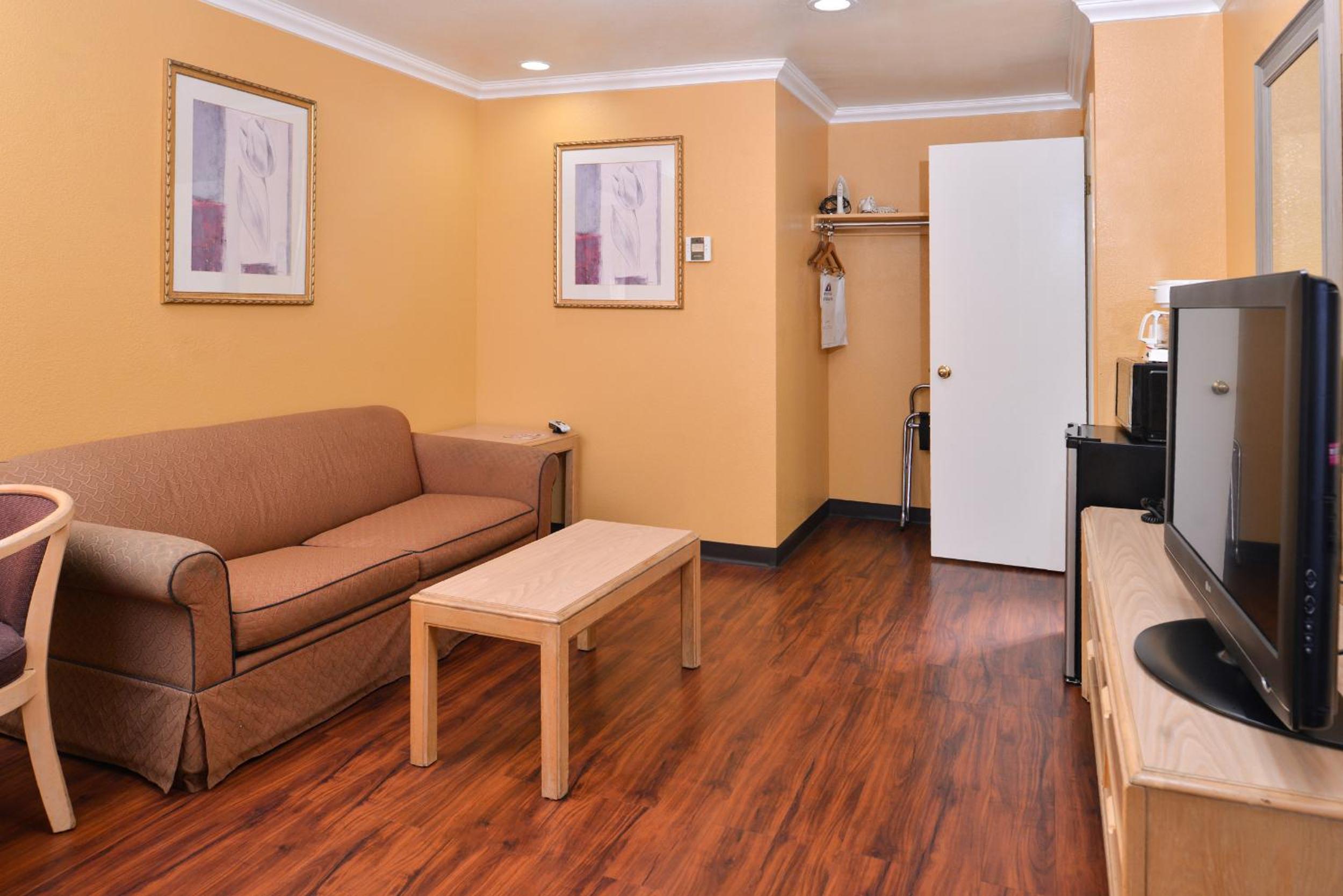 Two Bedroom King Suite with Sofa Bed - Photo 5