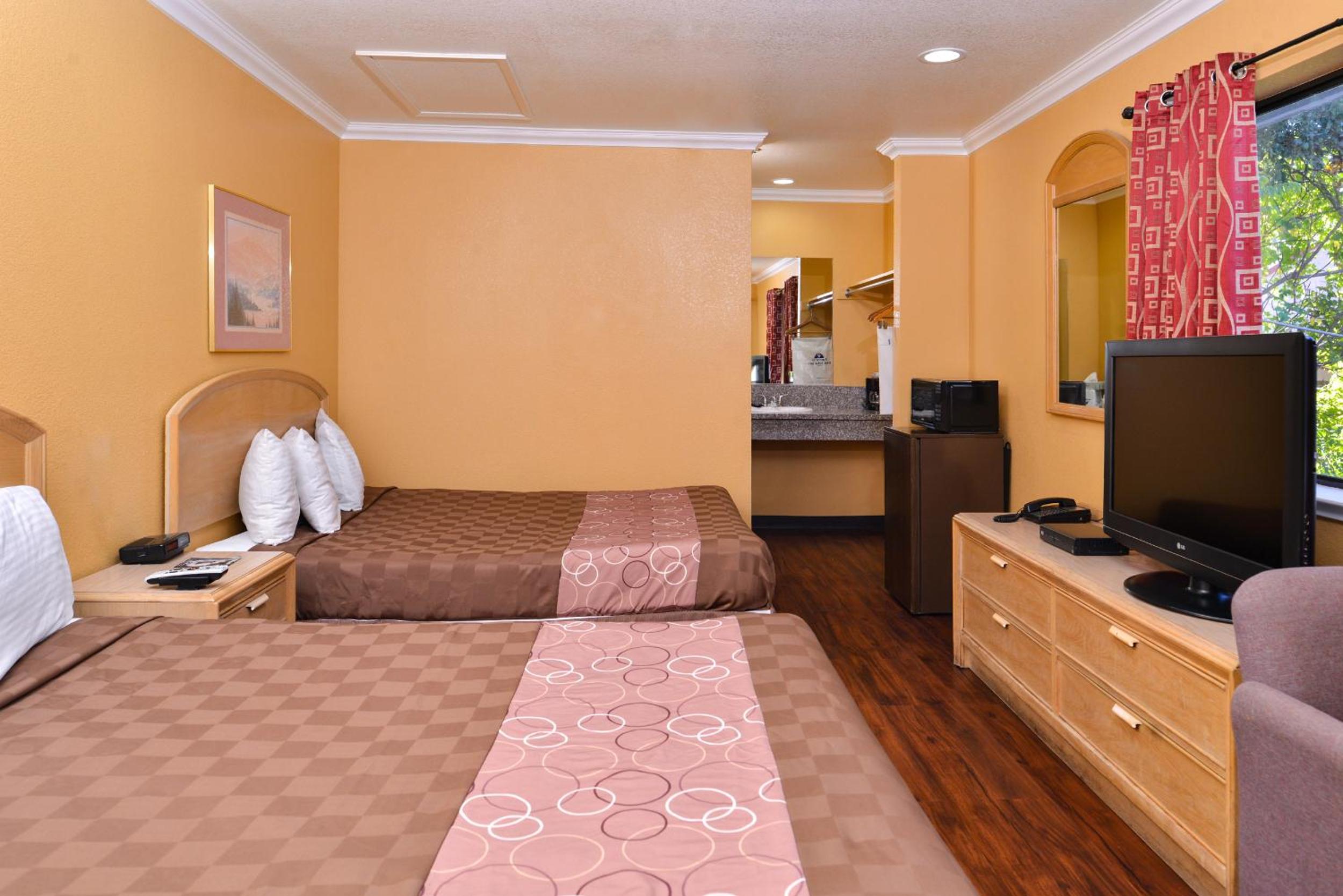 Queen Room with Two Queen Beds - Photo 2