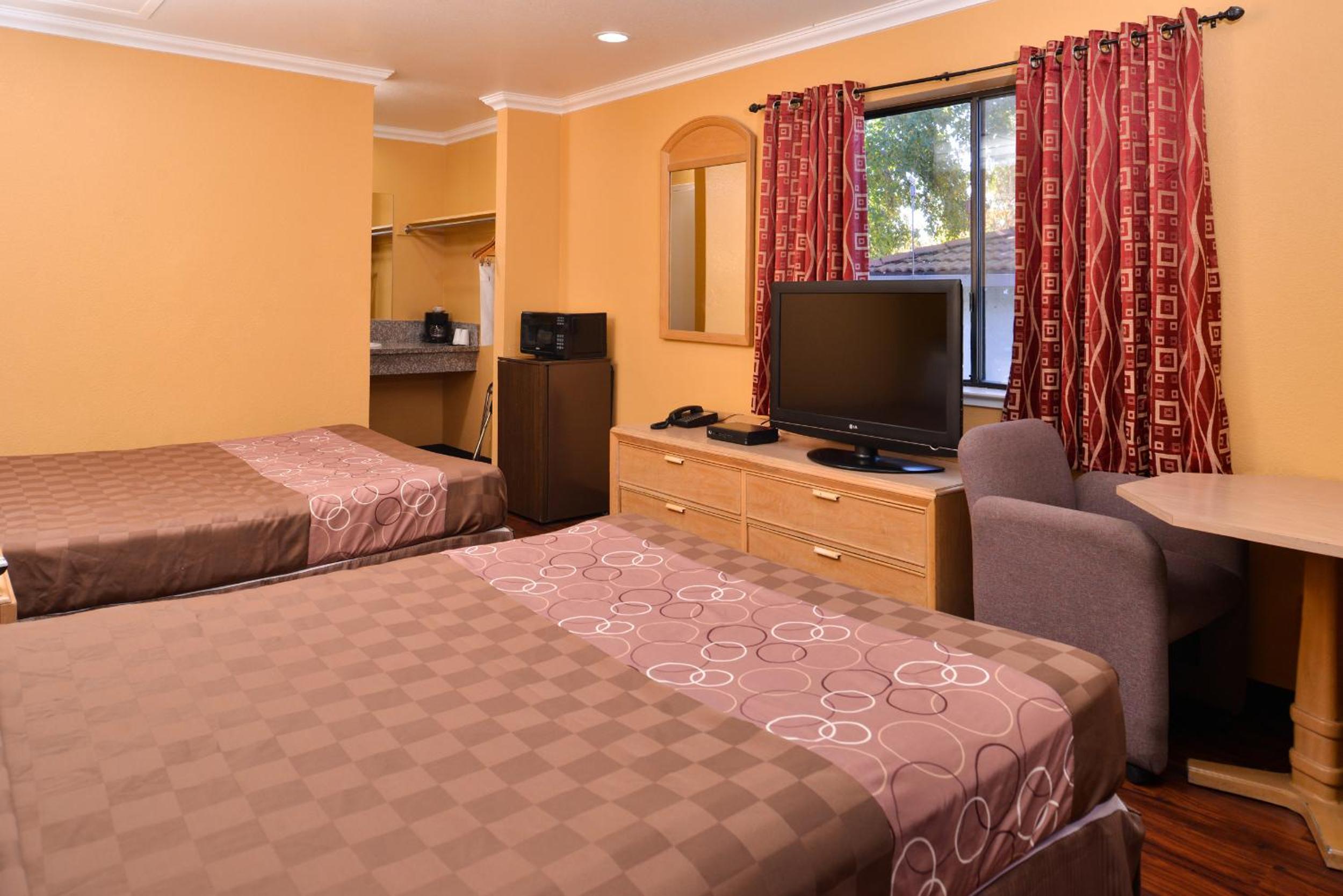 Queen Room with Two Queen Beds - Photo 3