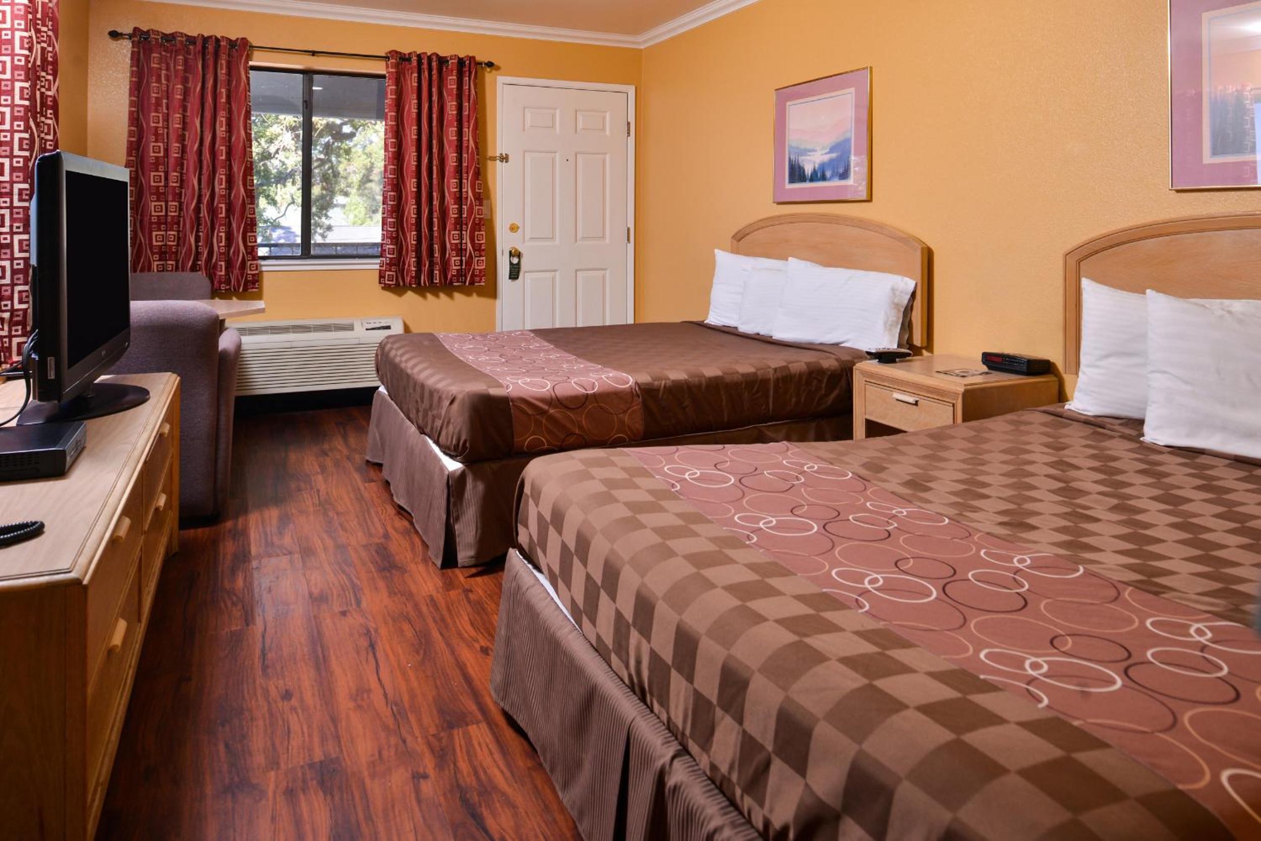 Queen Room with Two Queen Beds - Photo 4