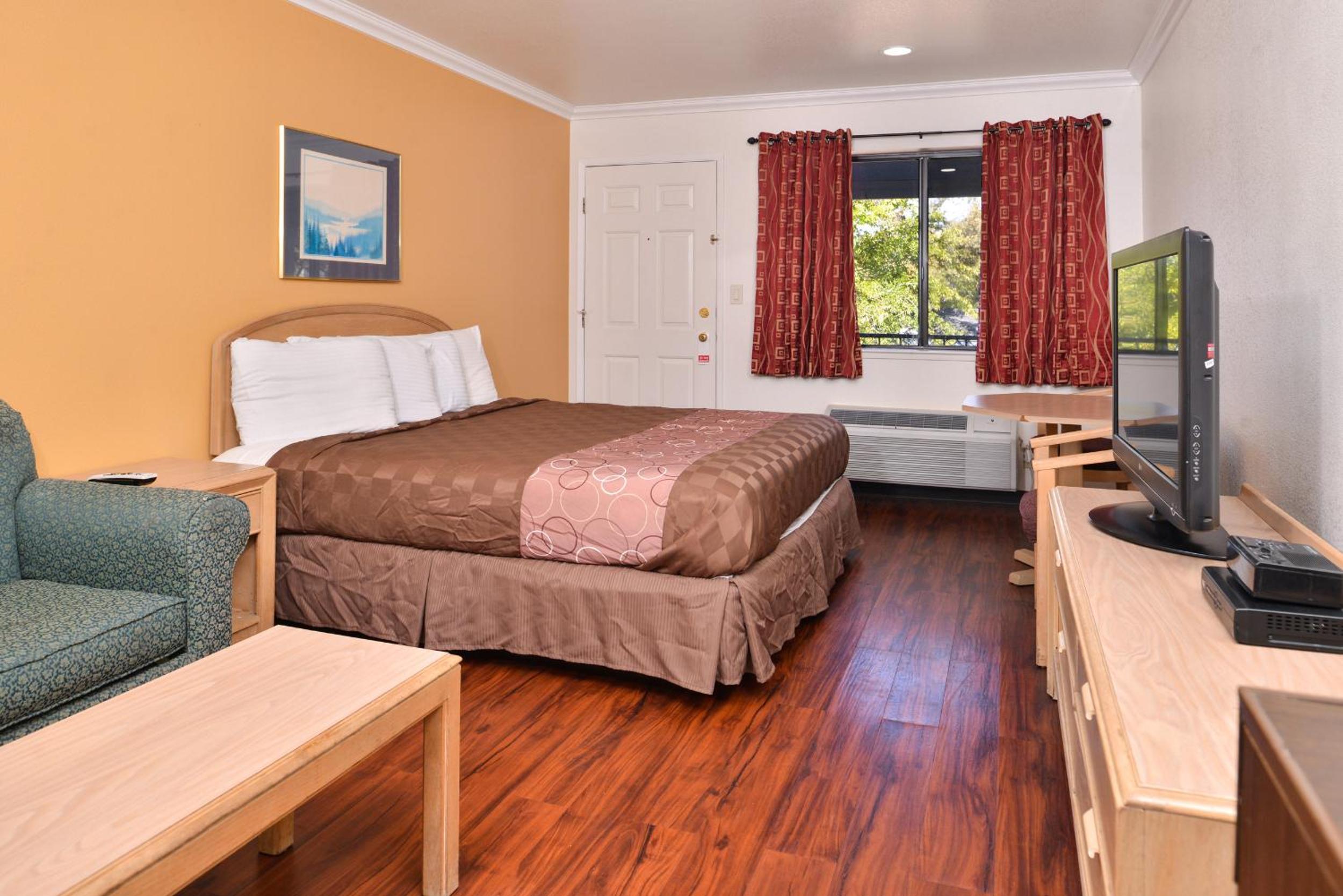 One Bedroom King Suite with Sofa Bed - Photo 3