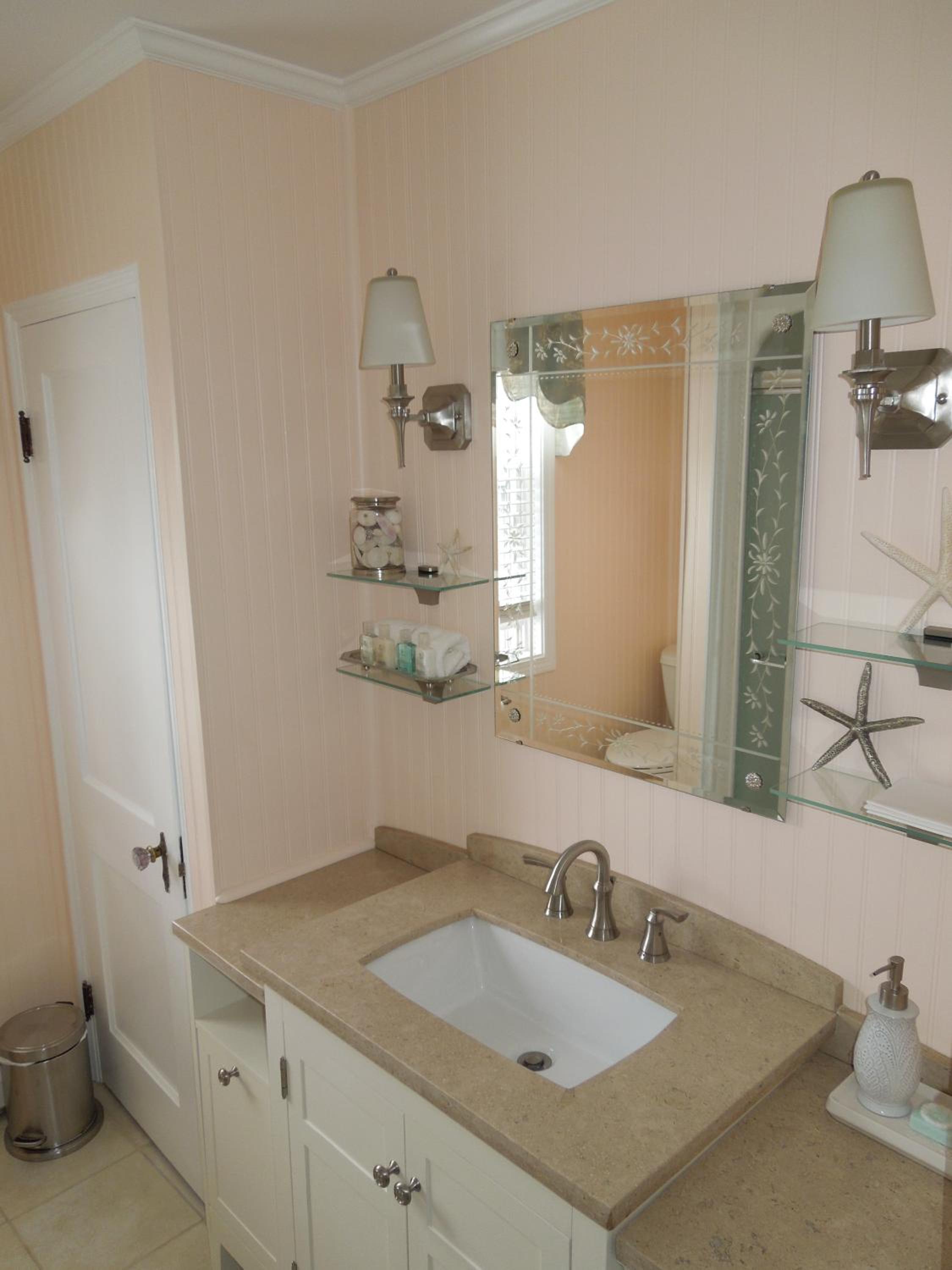 Queen Room with Shared Bathroom photo 3