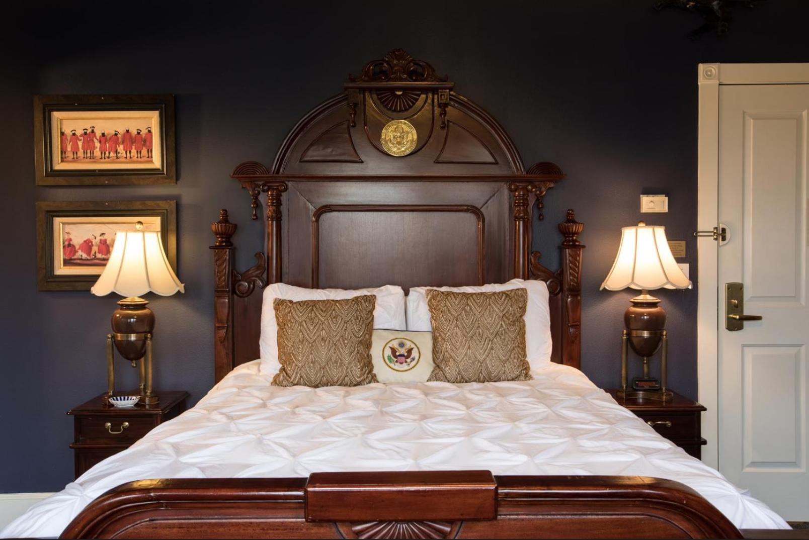 Queen Room with Balcony - Photo 1