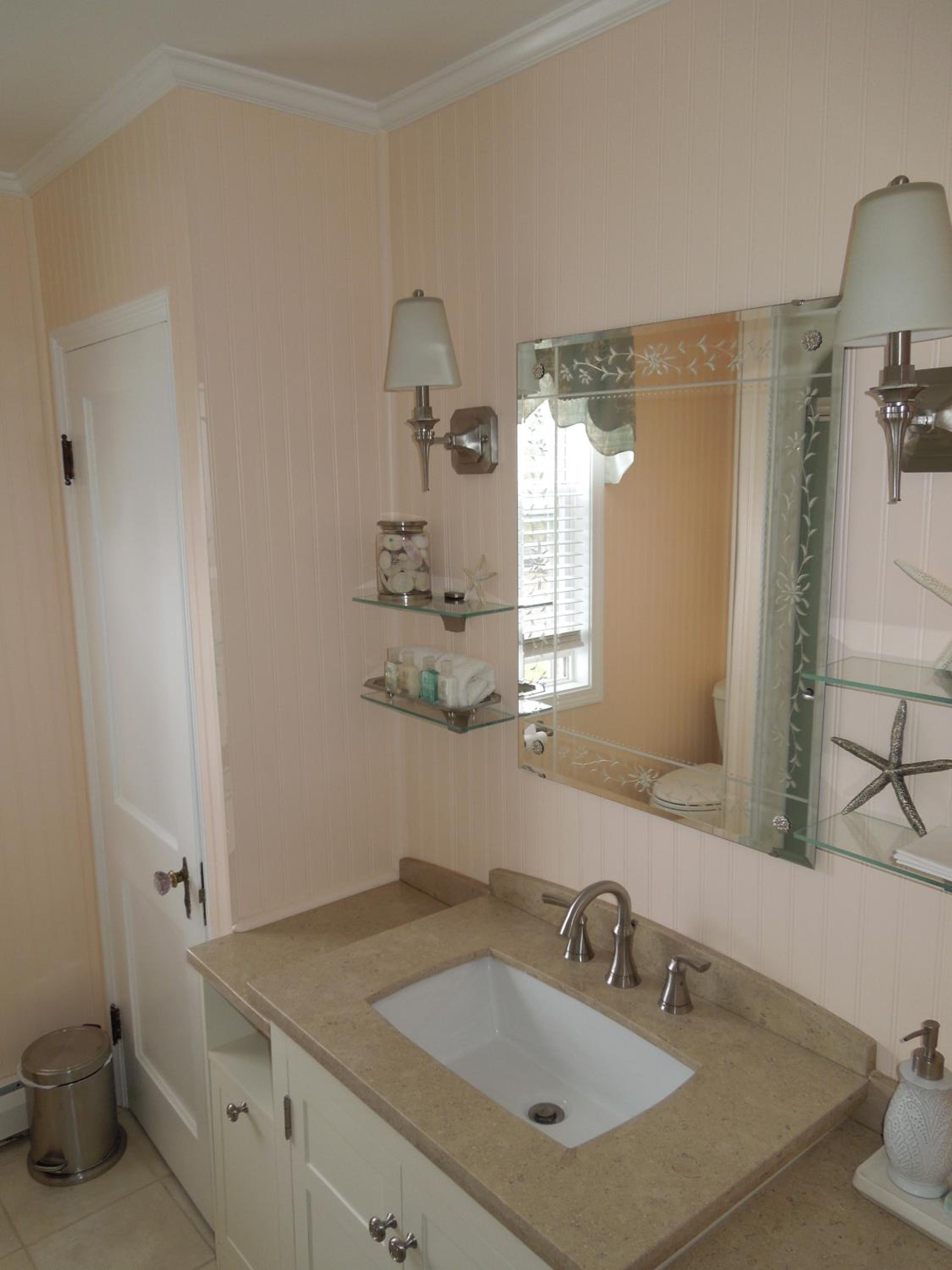 Queen Room with 2 Queen Beds with Shared Bathroom  photo 3