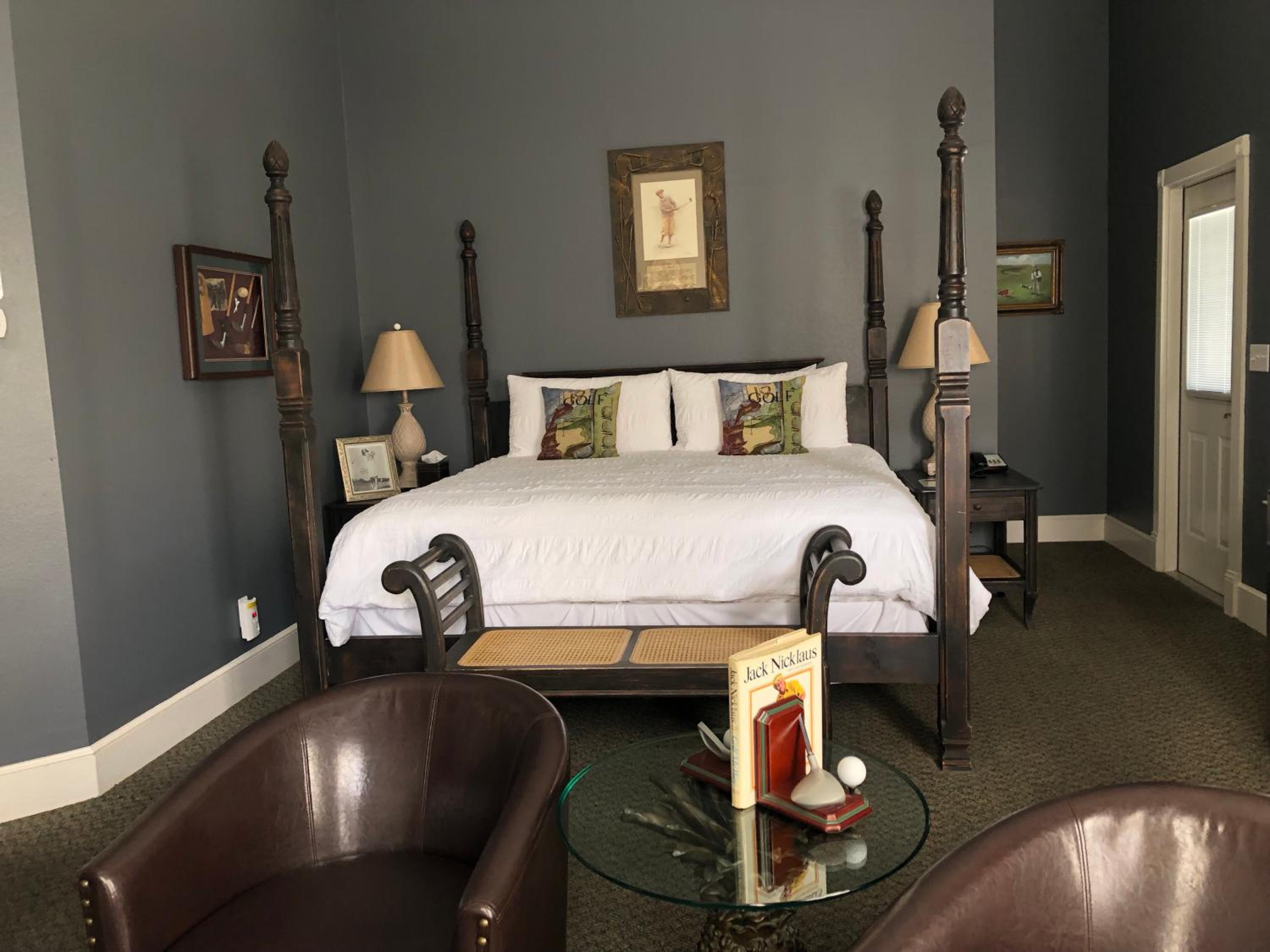 King Room with Balcony - Photo 4