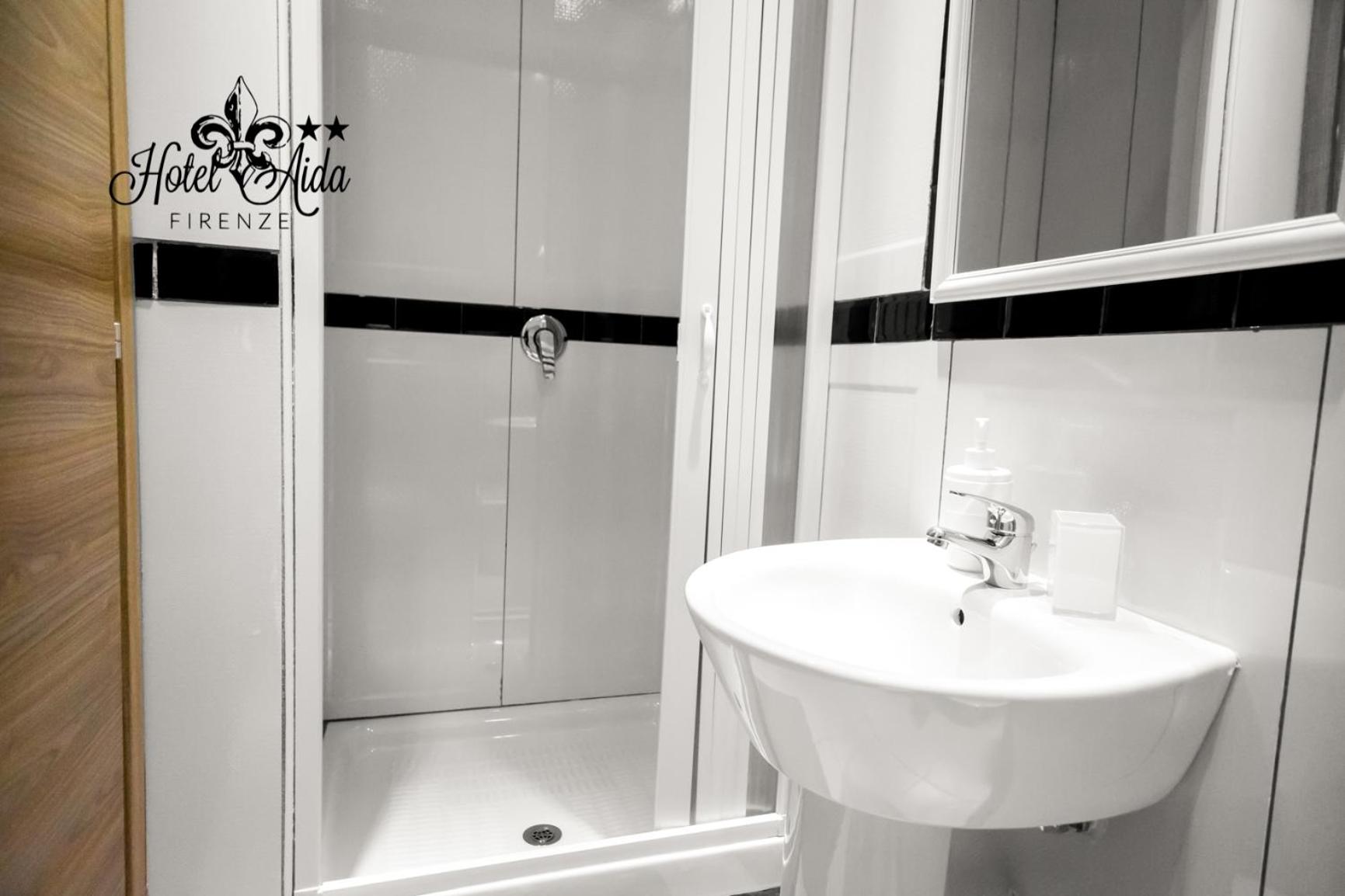 Double or Twin Room with Private Bathroom photo 3