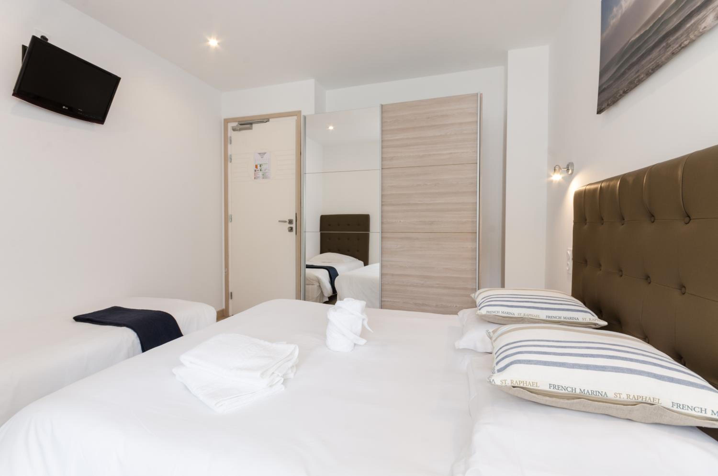 Triple Room with Balcony - Photo 6