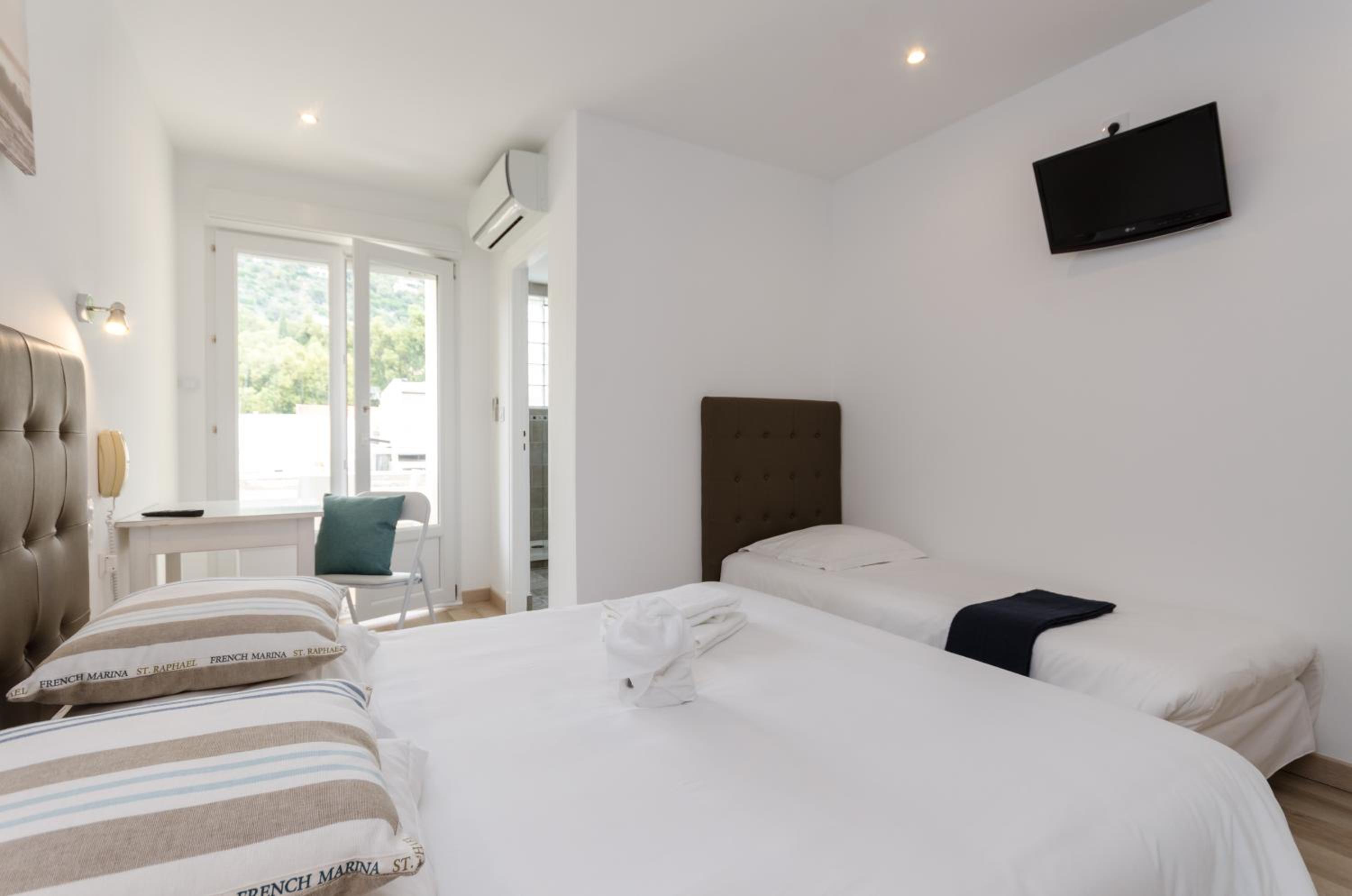 Triple Room with Balcony - Photo 7