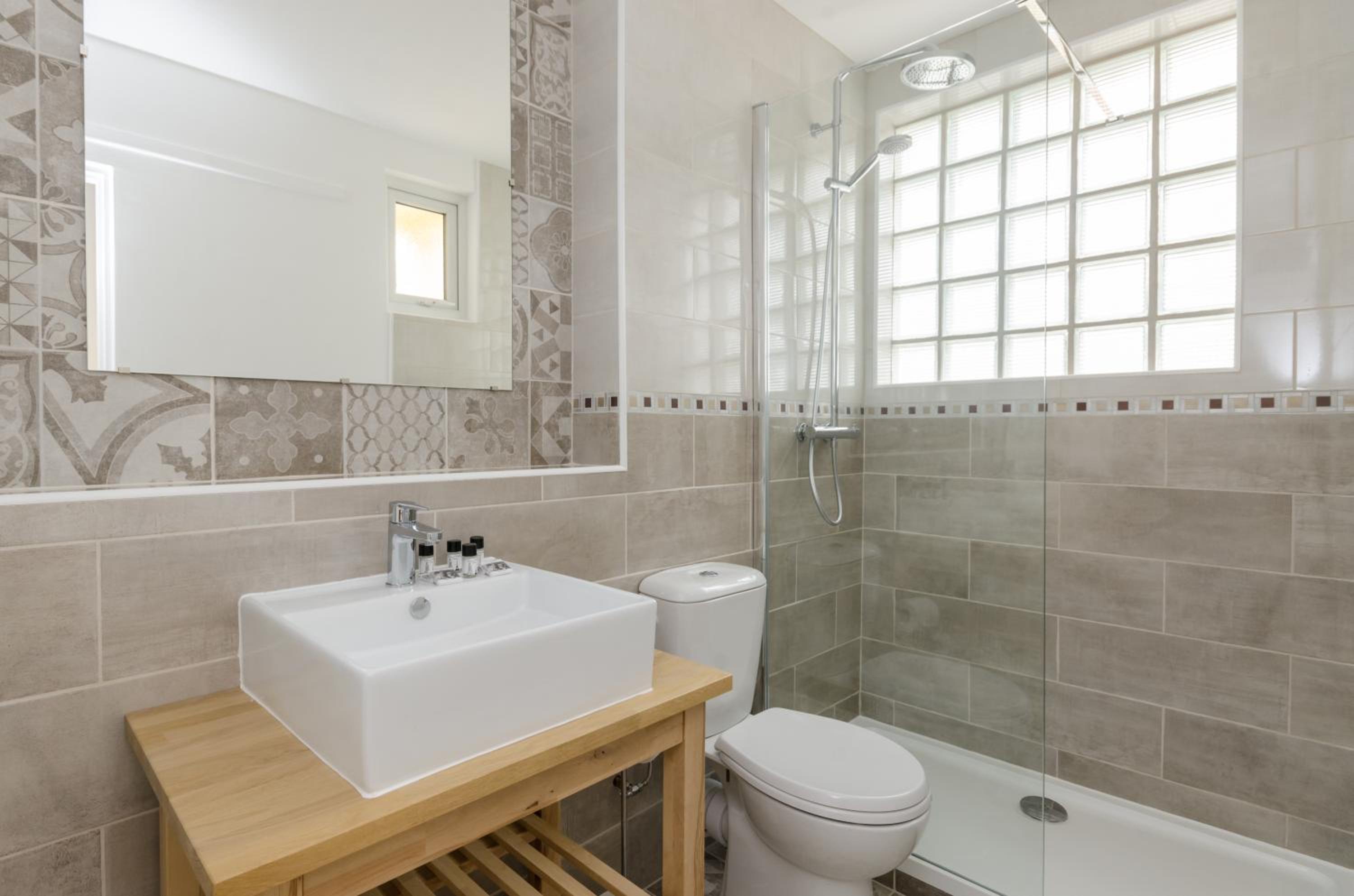 Double Room with Balcony - Photo 10