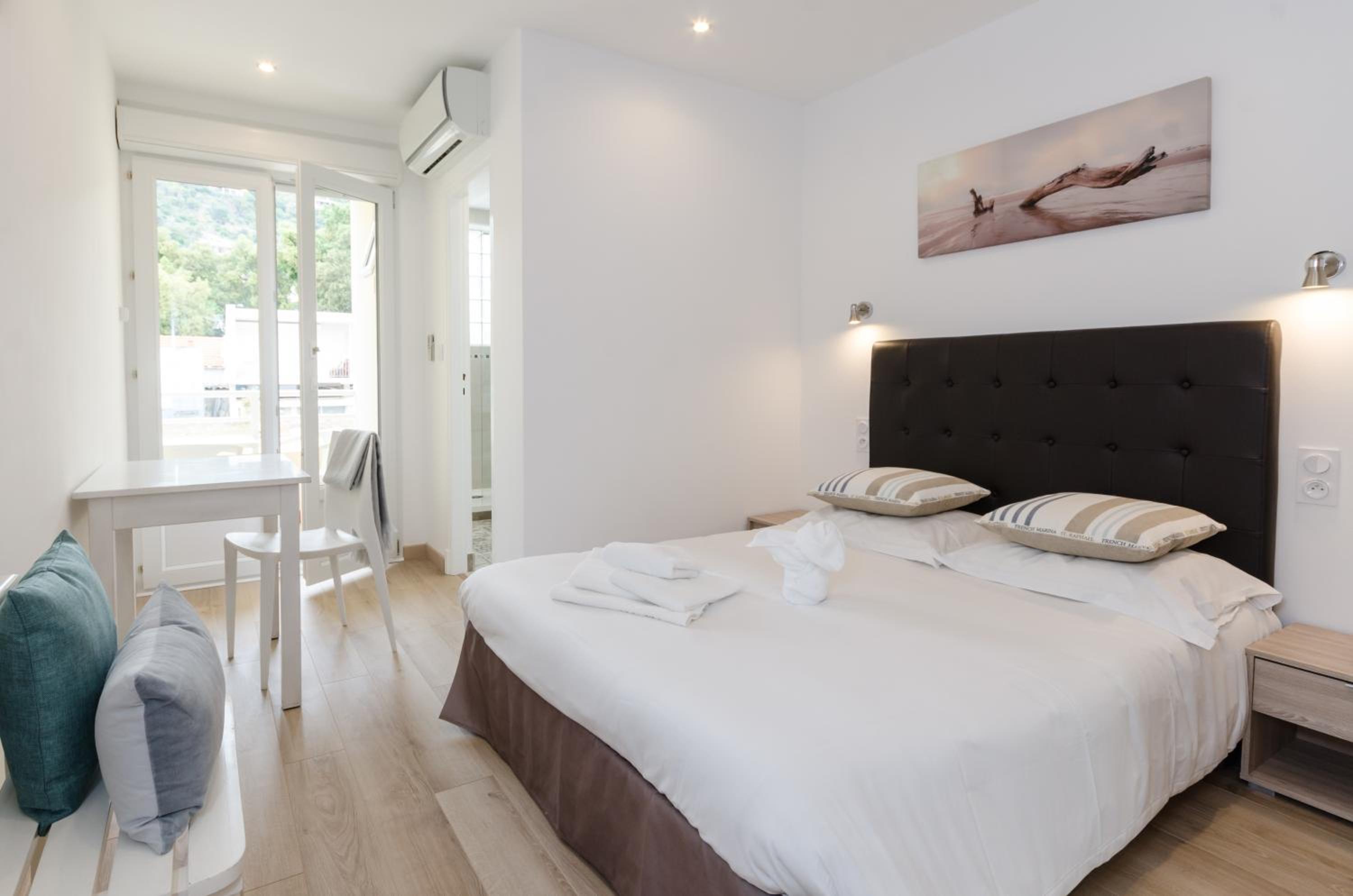 Double Room with Balcony - Photo 11