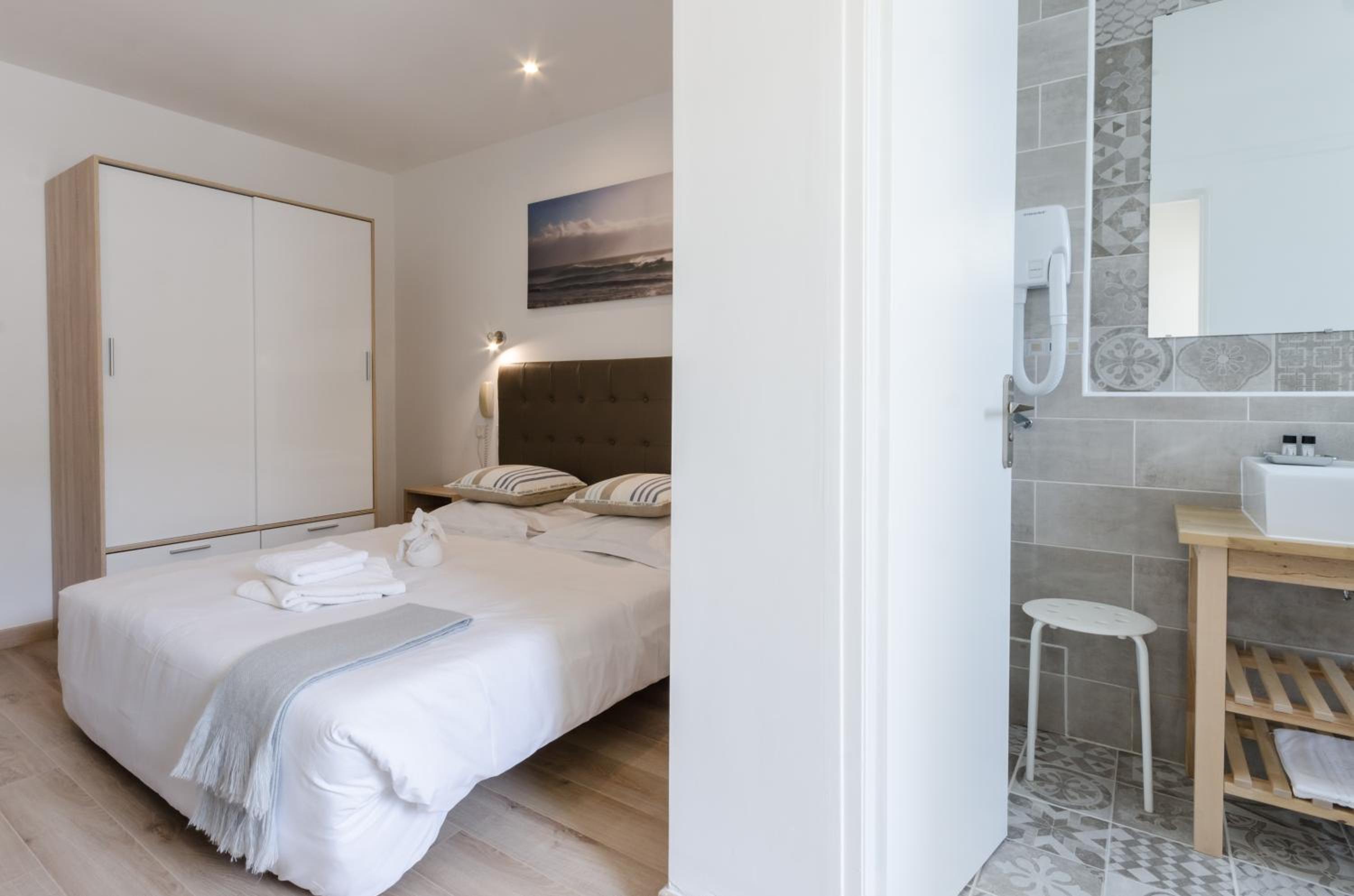 Double Room with Balcony - Photo 12