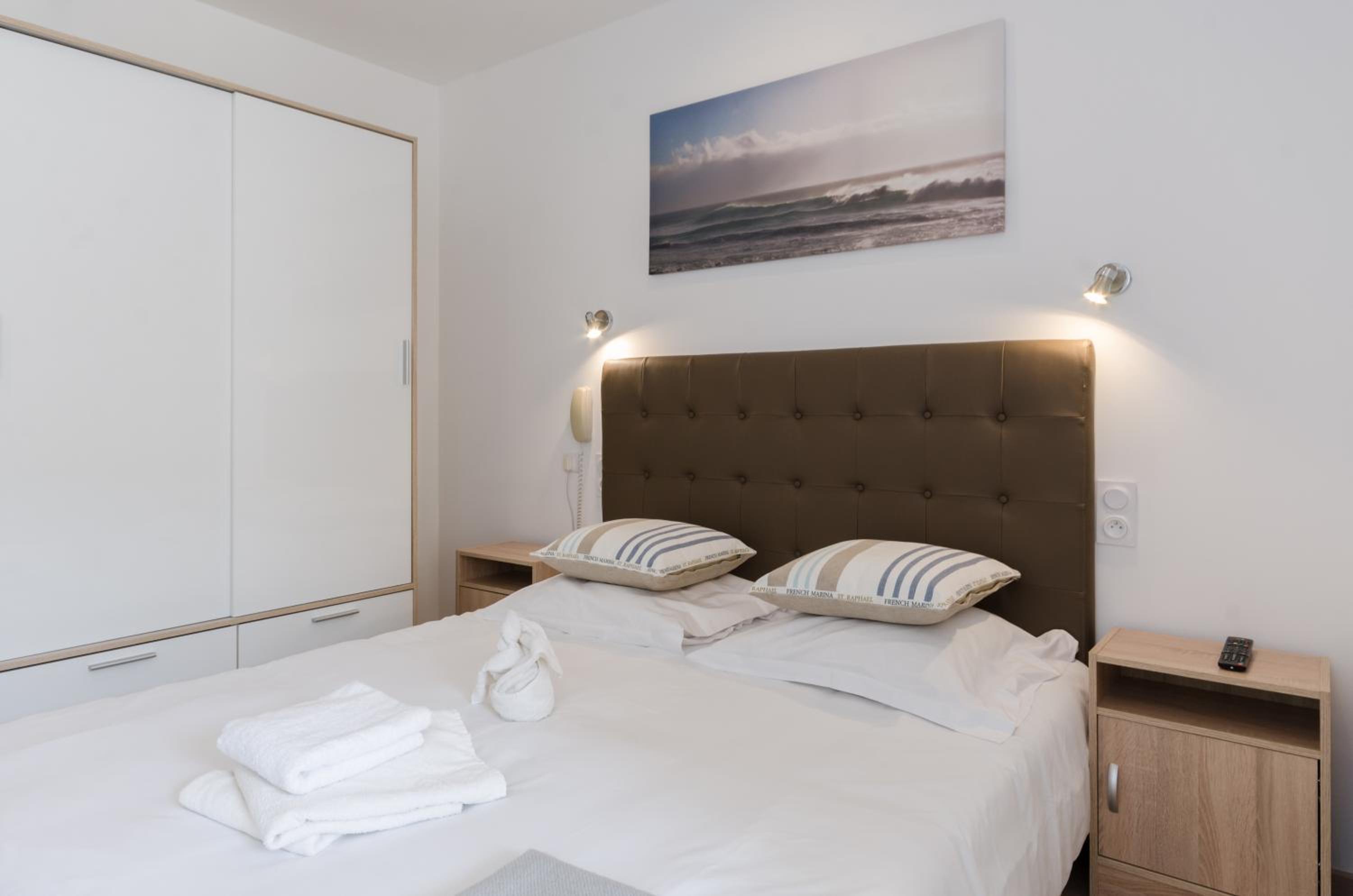 Double Room with Balcony - Photo 13