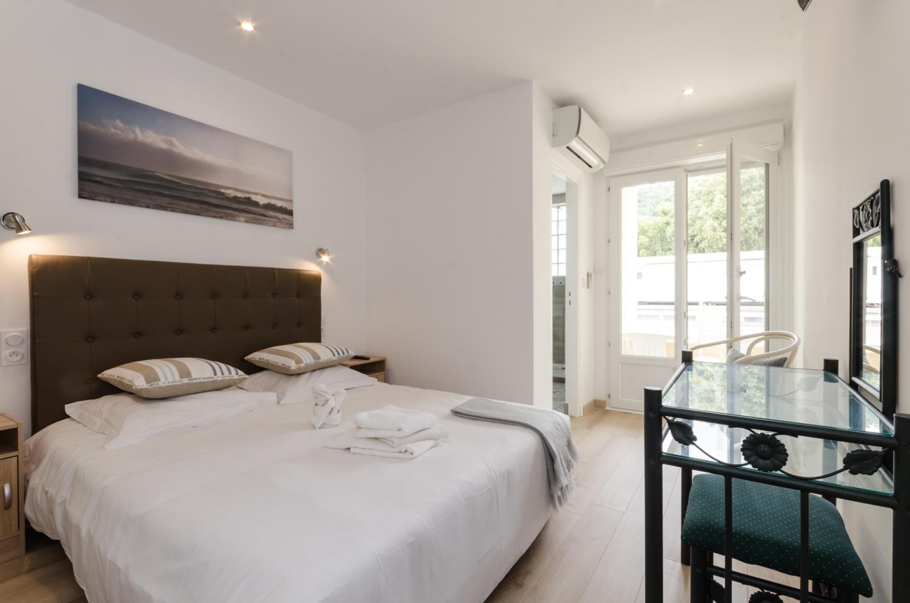 Double Room with Balcony - Photo 2