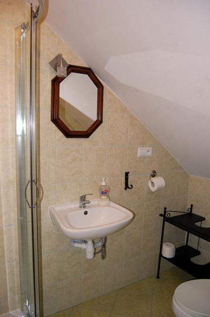 Comfort Triple Room with Shower - Photo 9