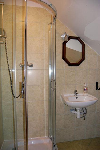 Comfort Triple Room with Shower - Photo 10