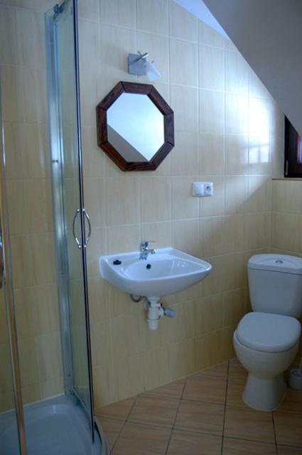 Quadruple Room with Shower - Photo 11