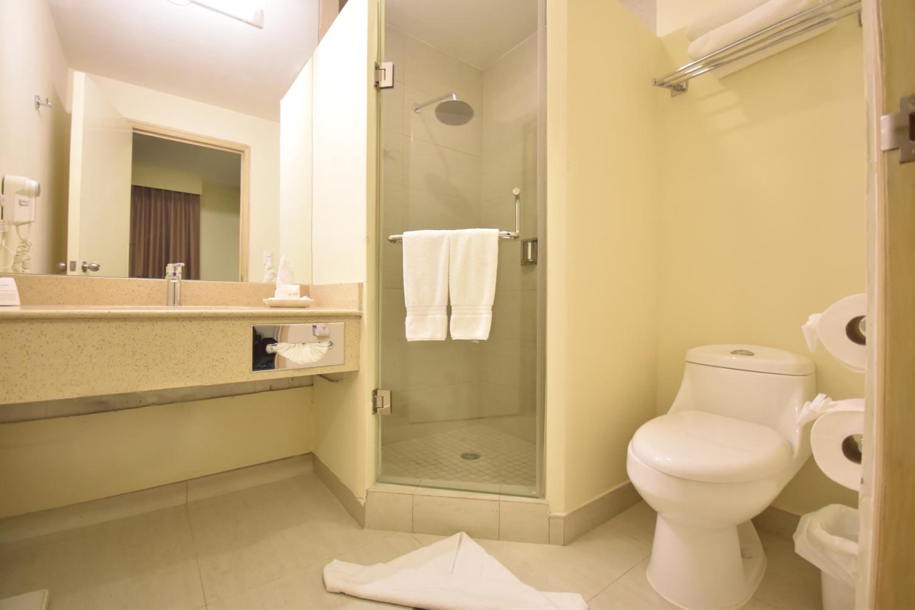Suite with Two Double Beds - Non-Smoking thumbnail 6