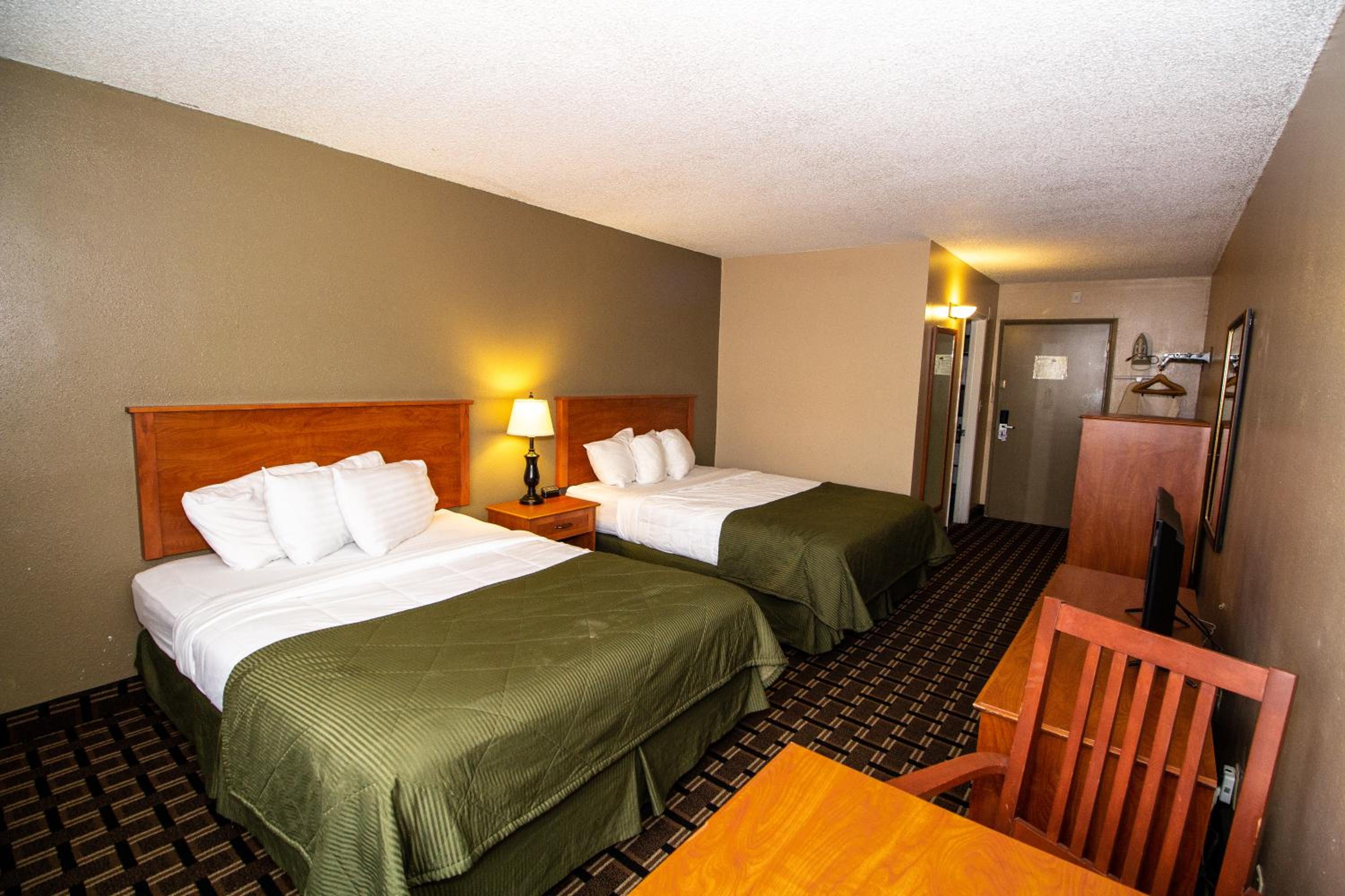 Queen Room with Two Queen Beds - Non-Smoking - Photo 5