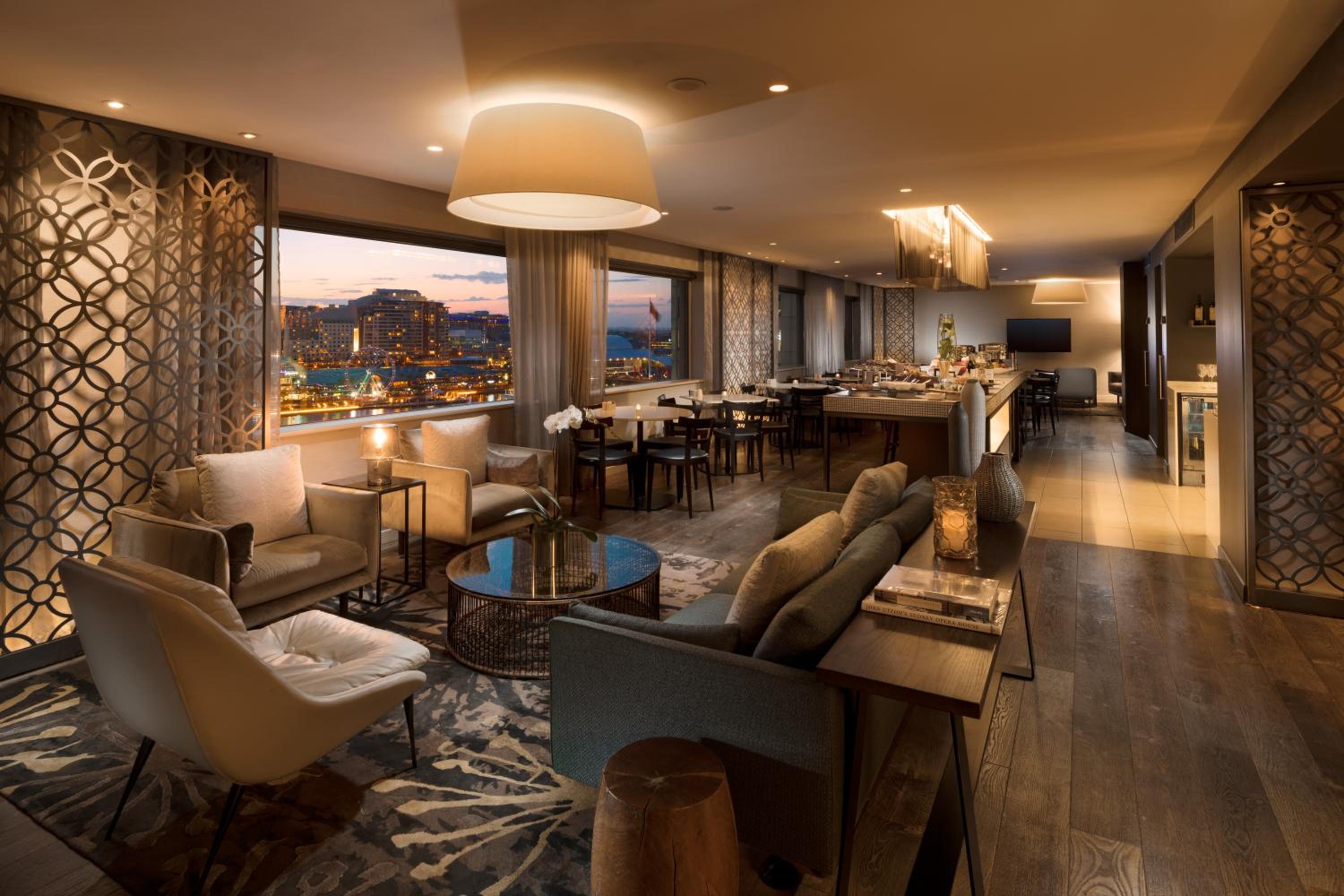 King Room with Club Lounge Access thumbnail 5