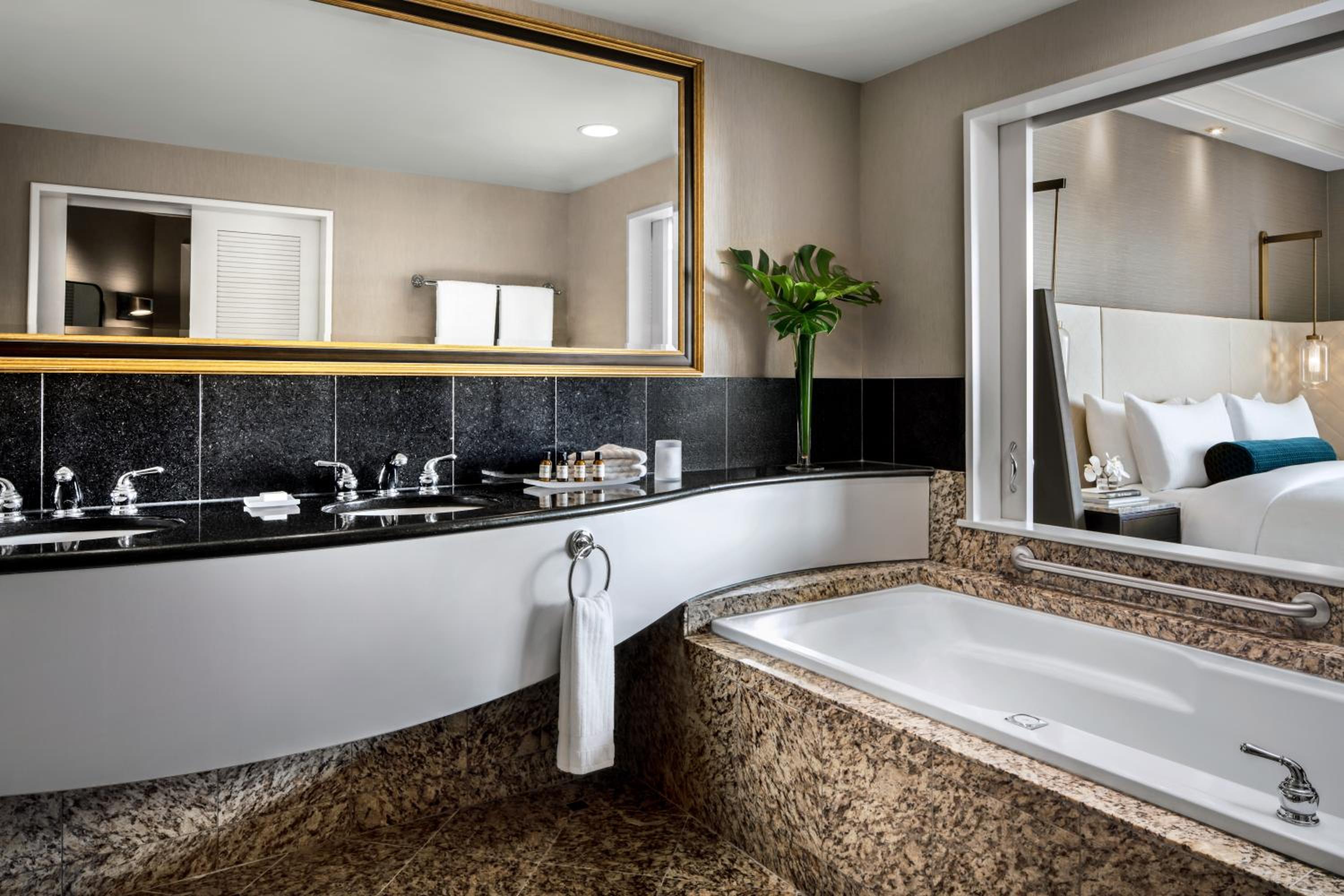 Fairmont Room with Two Queen Beds - Photo 4