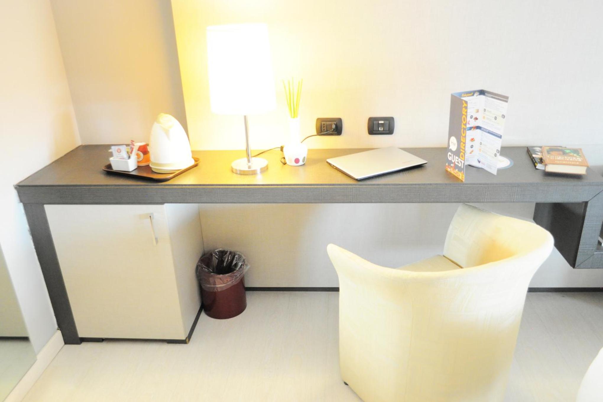 Twin Room thumbnail 6